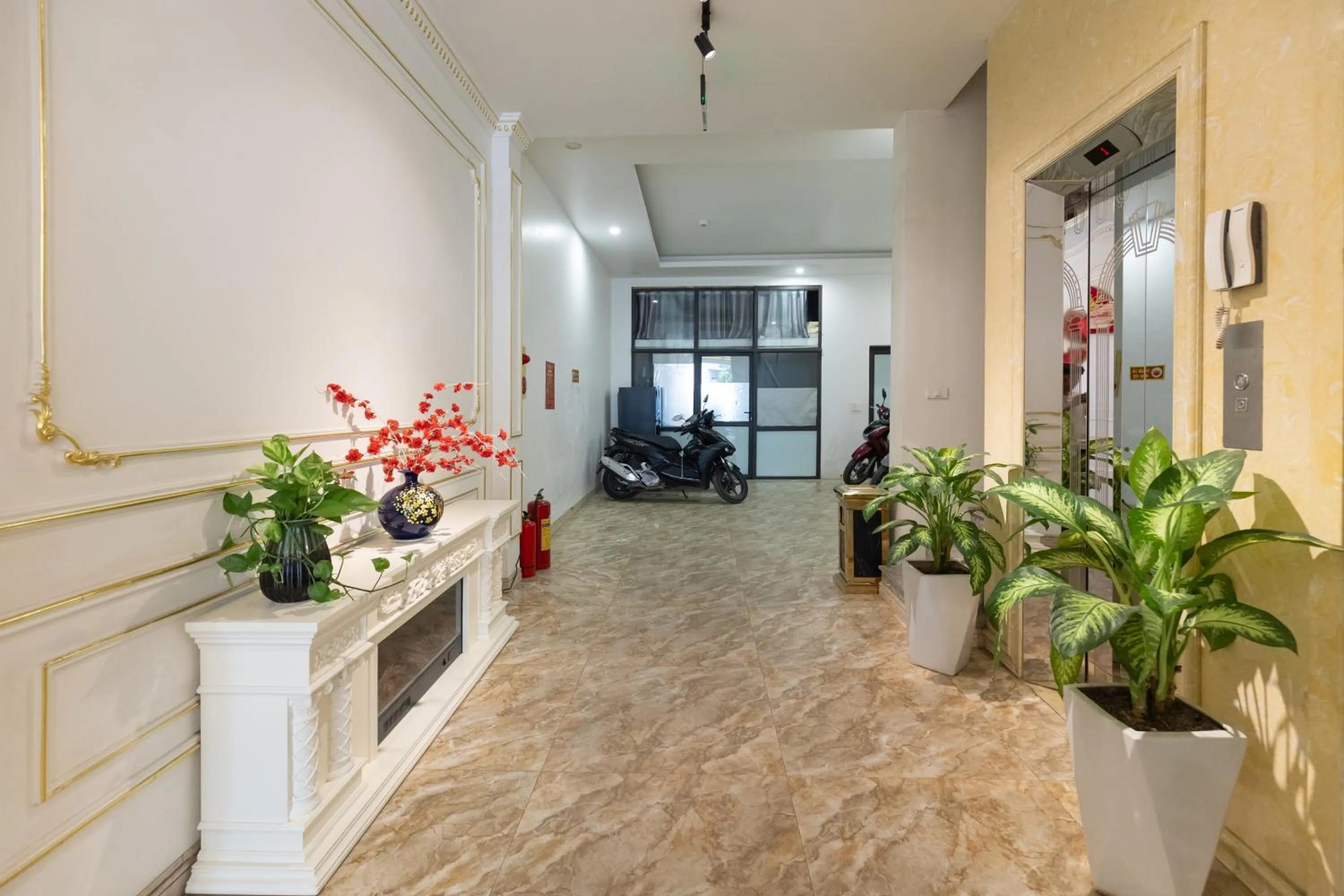 elevator in Royal Hotel Thanh Trì