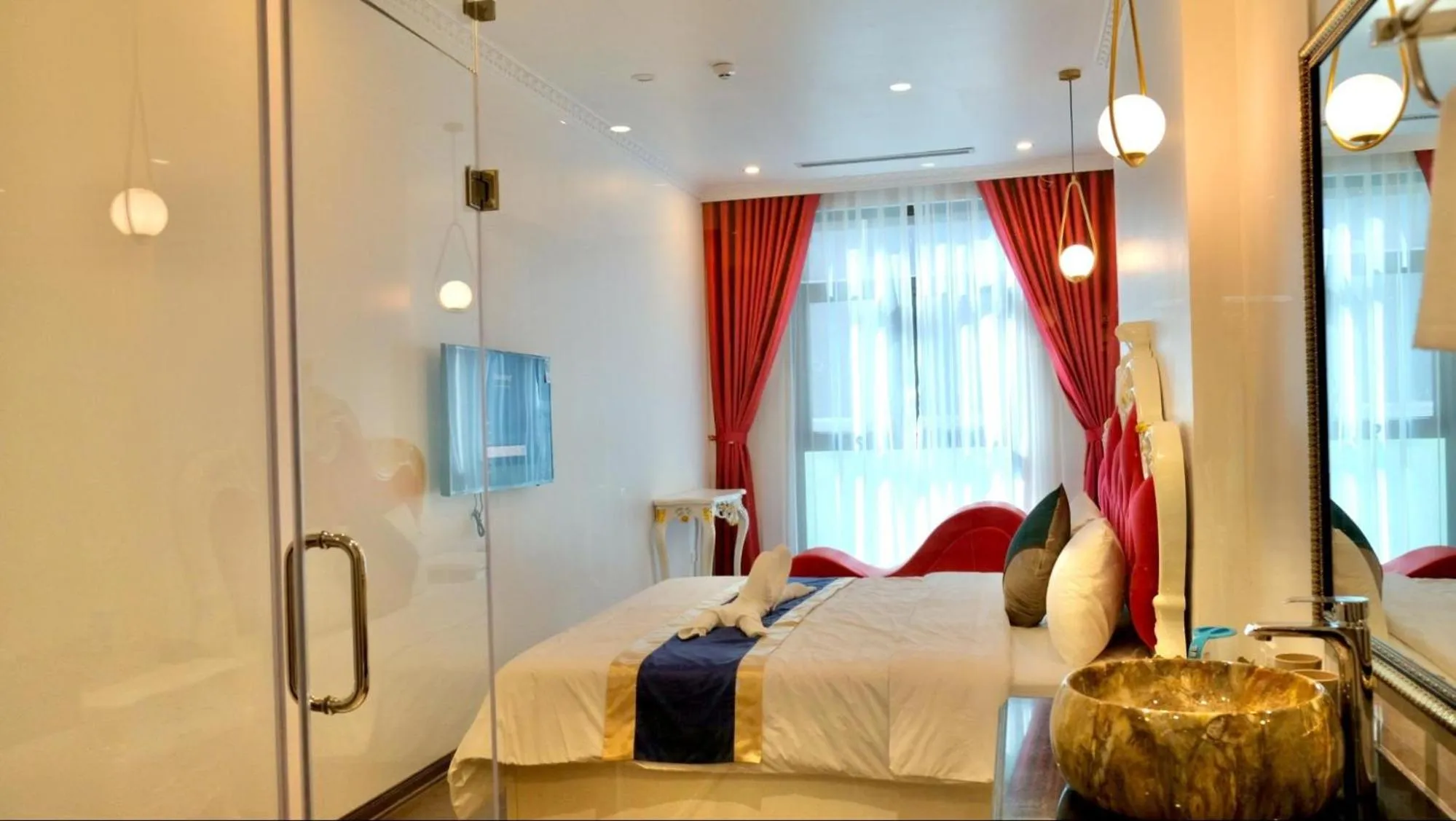 Bed in Royal Hotel Thanh Trì