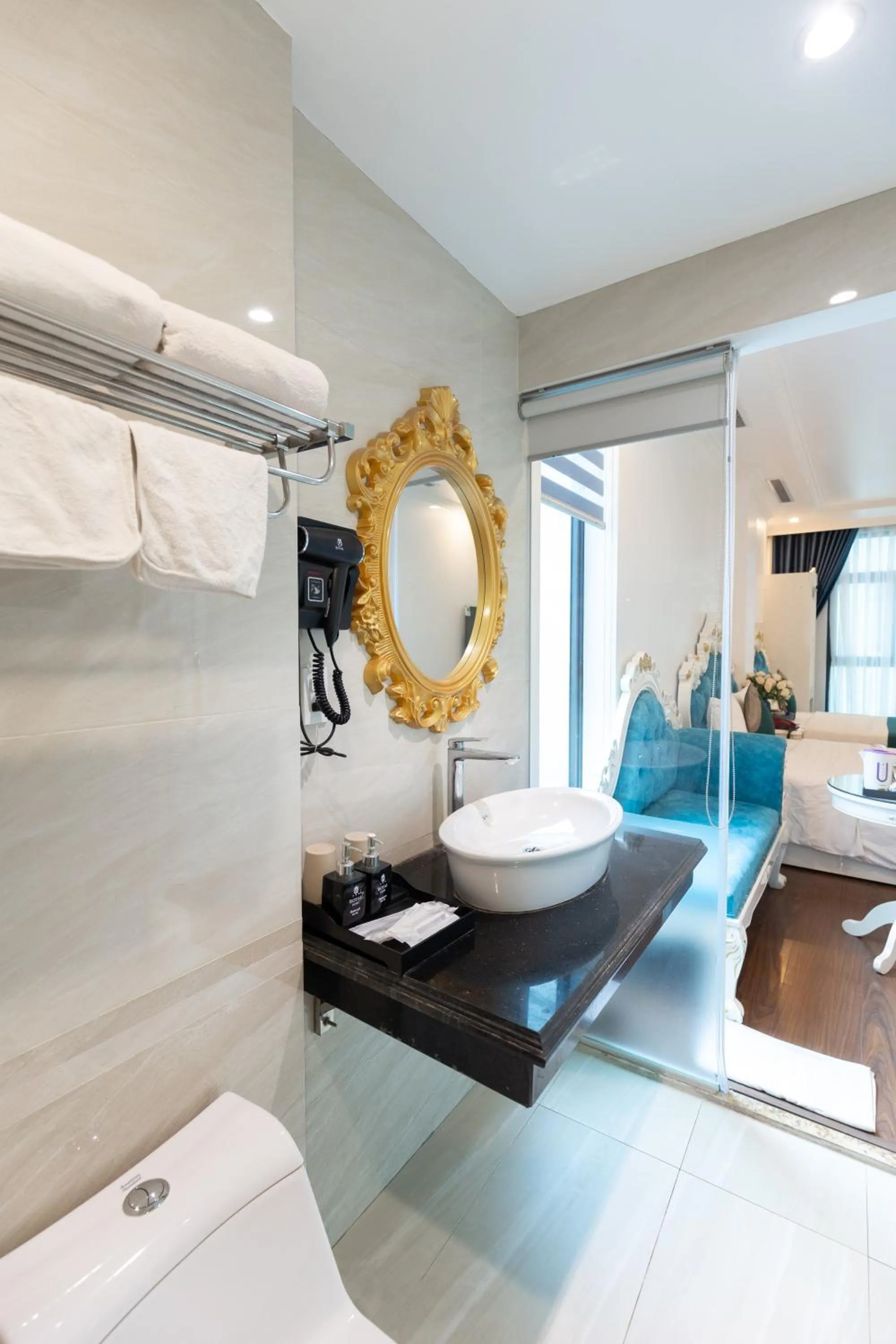 Toilet in Royal Hotel Thanh Trì