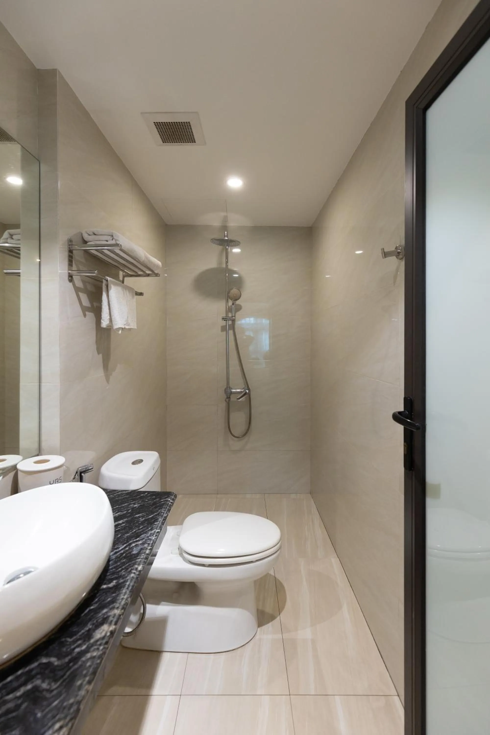 Shower in Royal Hotel Thanh Trì