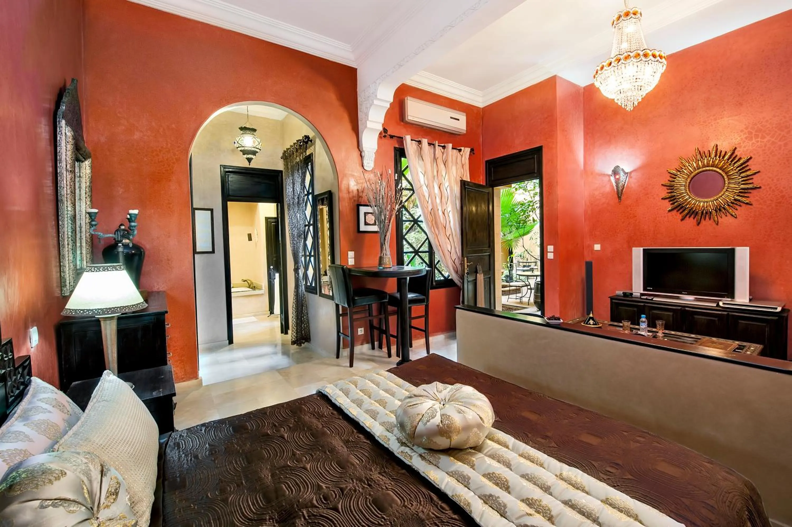 Photo of the whole room in Riad Soleil D'orient