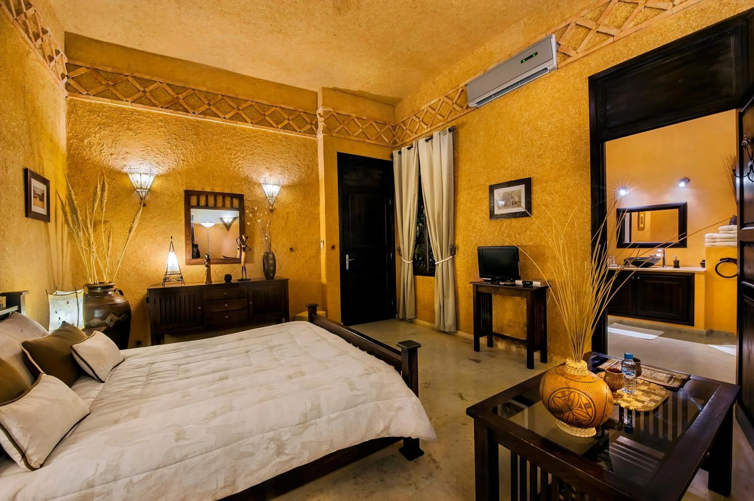 Photo of the whole room, Bed in Riad Soleil D'orient