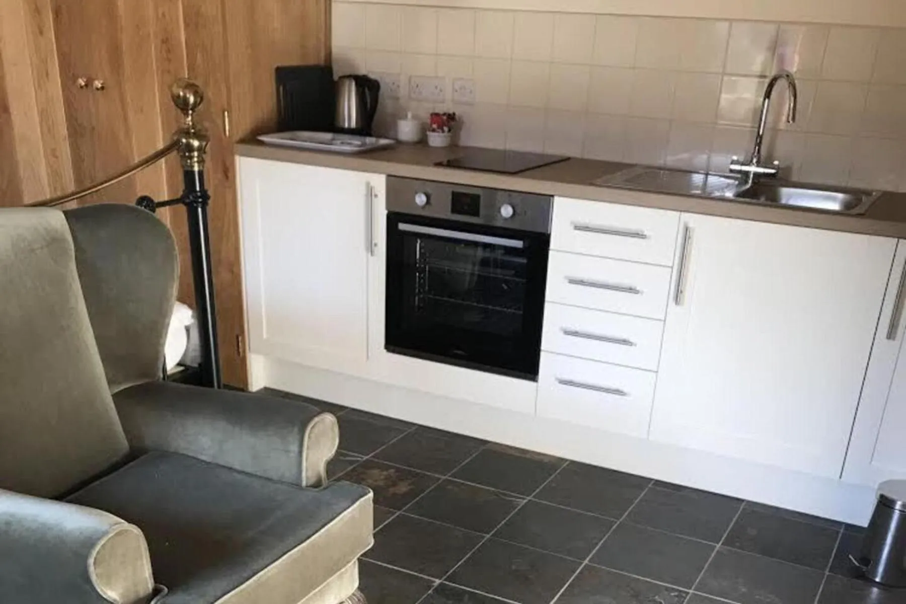 Nuneaton - Cottage - Sleeps 2 - Parking - Garden