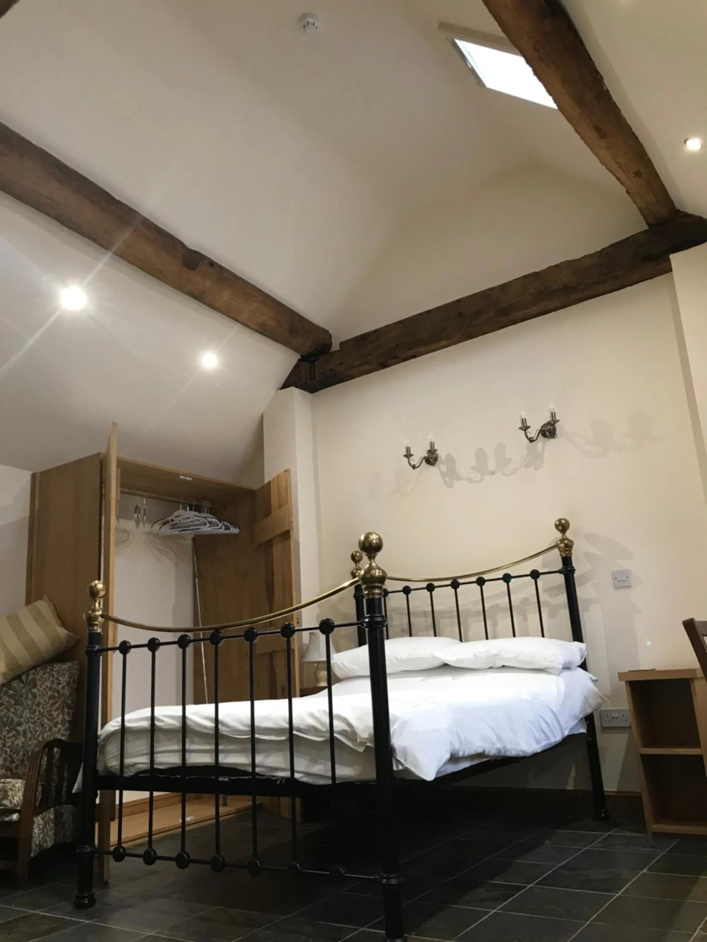 Bed in Nuneaton - Cottage - Sleeps 2 - Parking - Garden