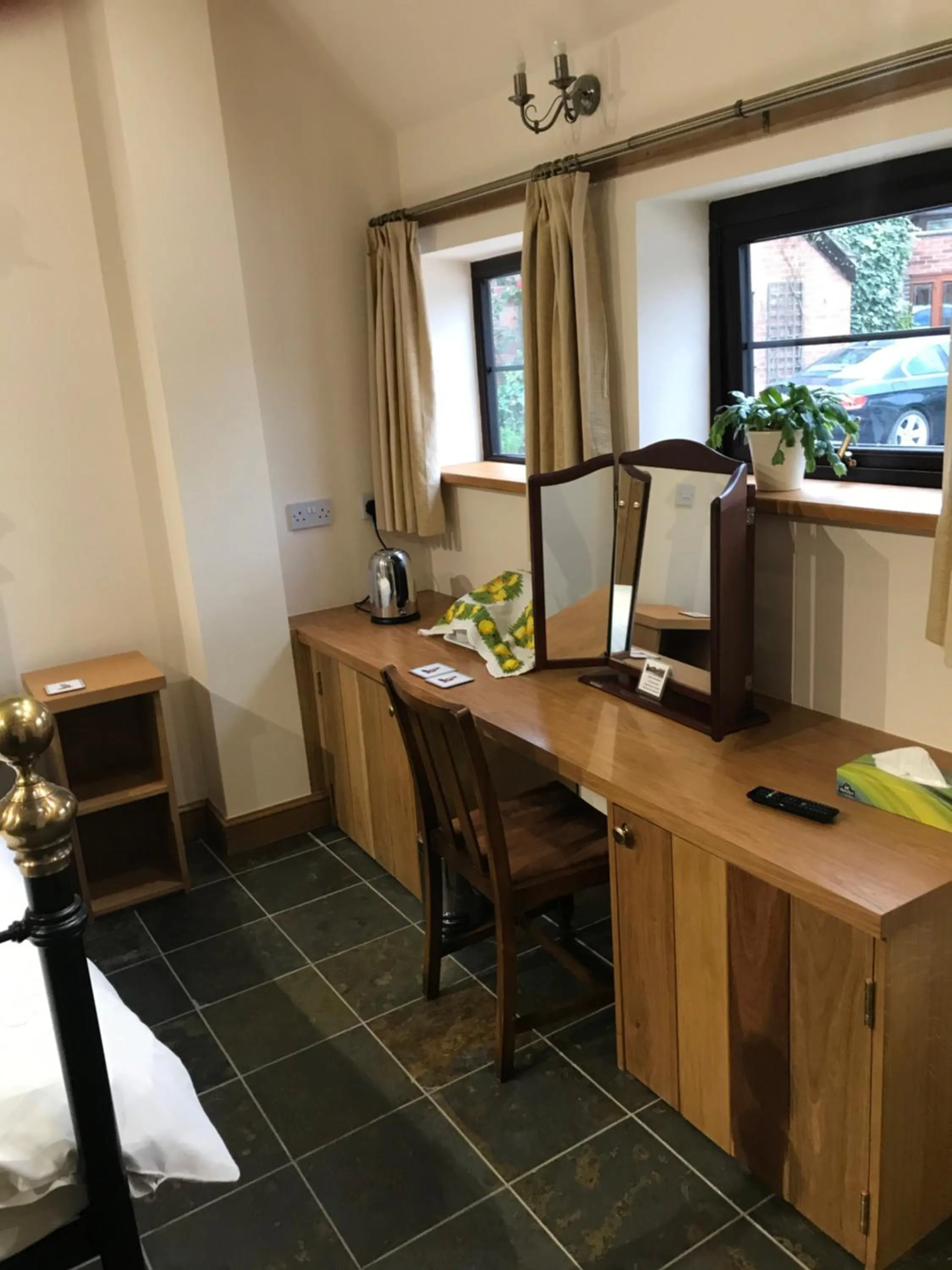 Living room in Nuneaton - Cottage - Sleeps 2 - Parking - Garden