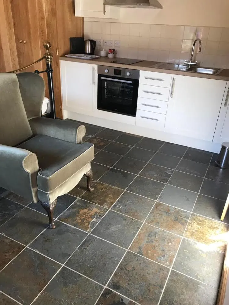 Kitchen or kitchenette in Nuneaton - Cottage - Sleeps 2 - Parking - Garden