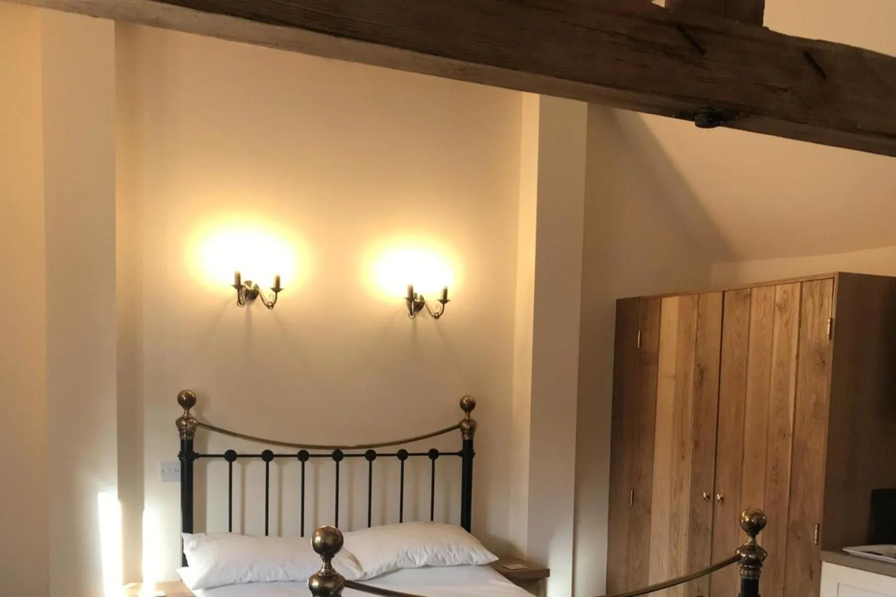 Bed in Nuneaton - Cottage - Sleeps 2 - Parking - Garden