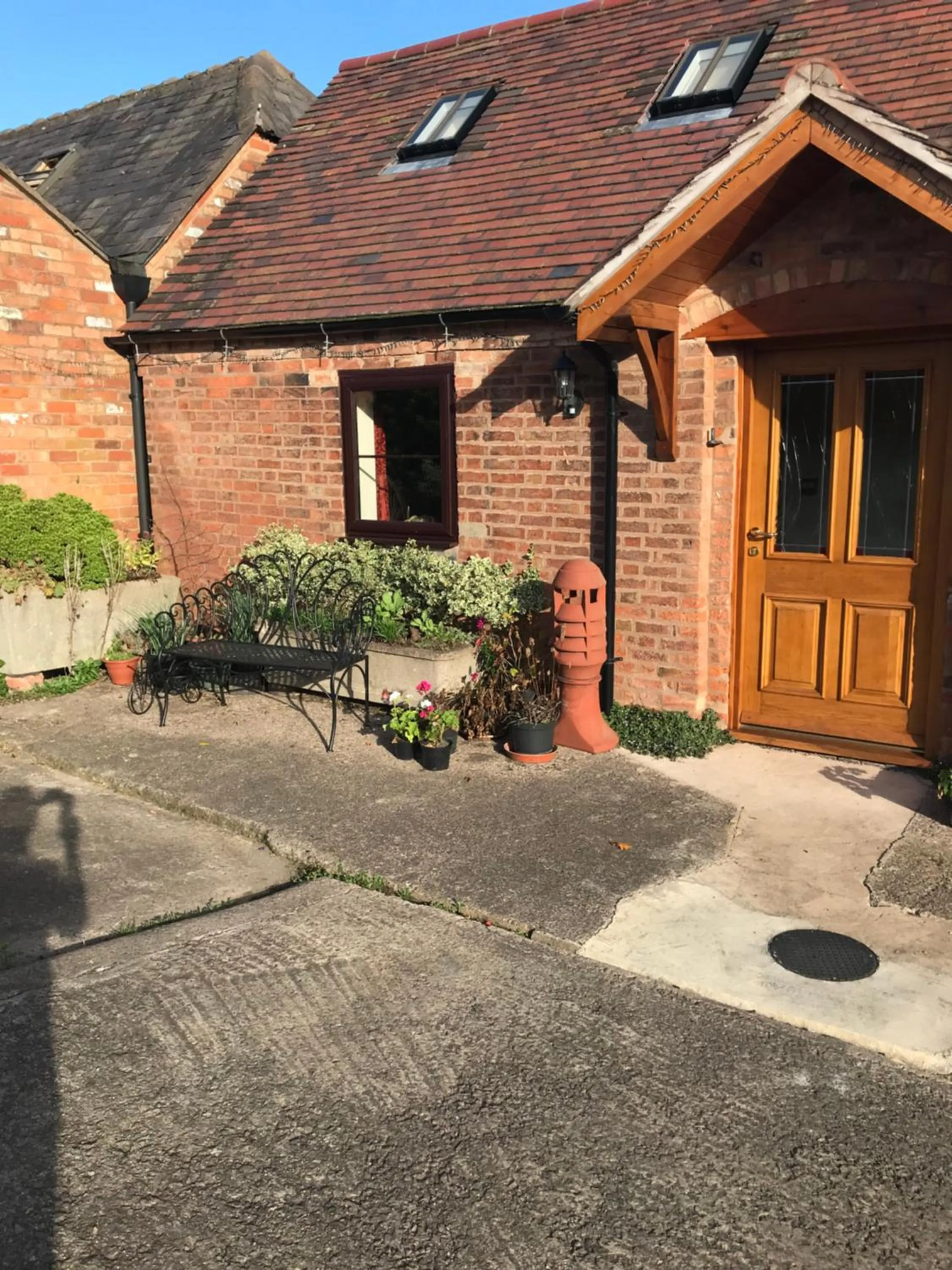 Property building in Nuneaton - Cottage - Sleeps 2 - Parking - Garden