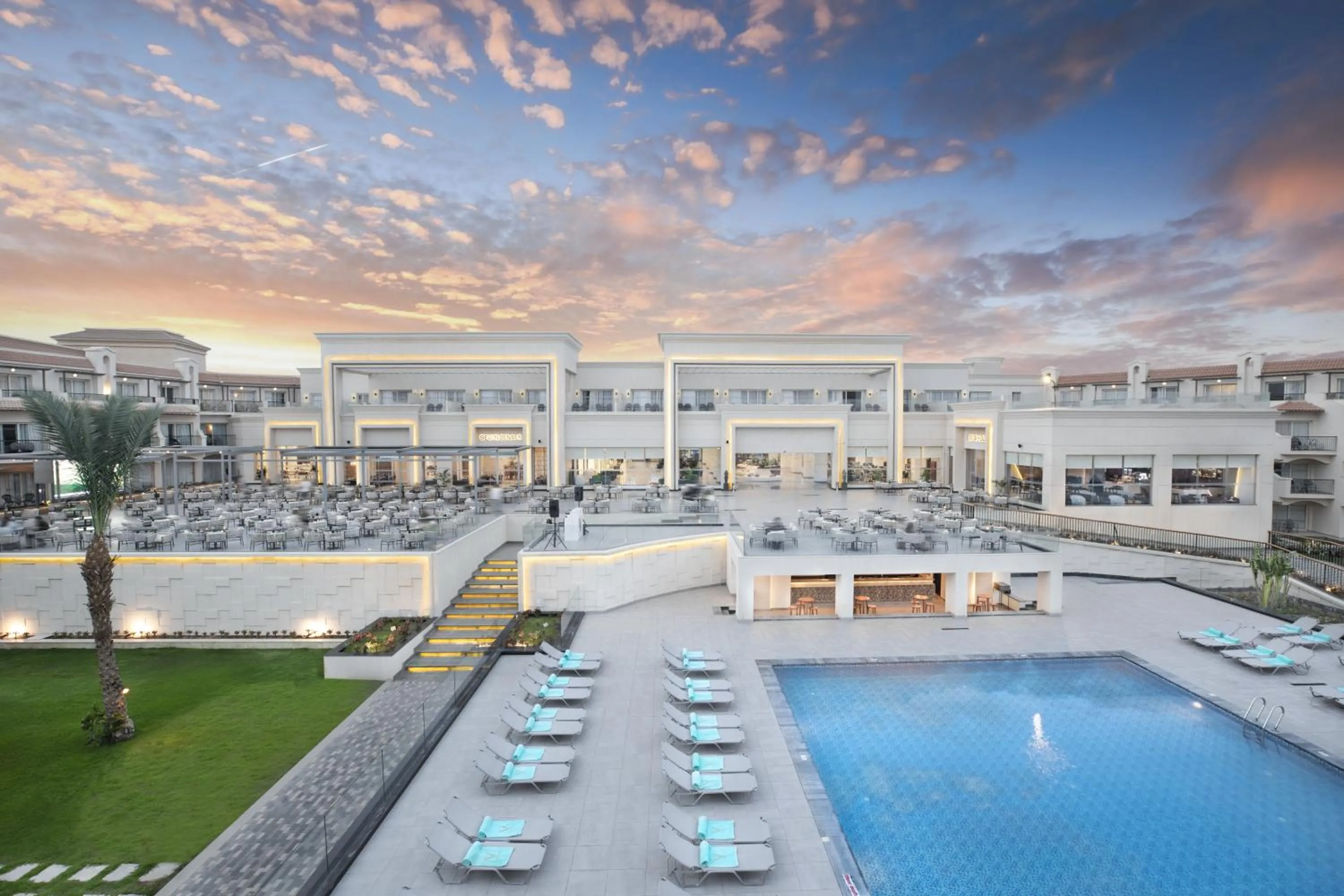 Swimming pool in THE V Luxury Resort Sahl Hasheesh