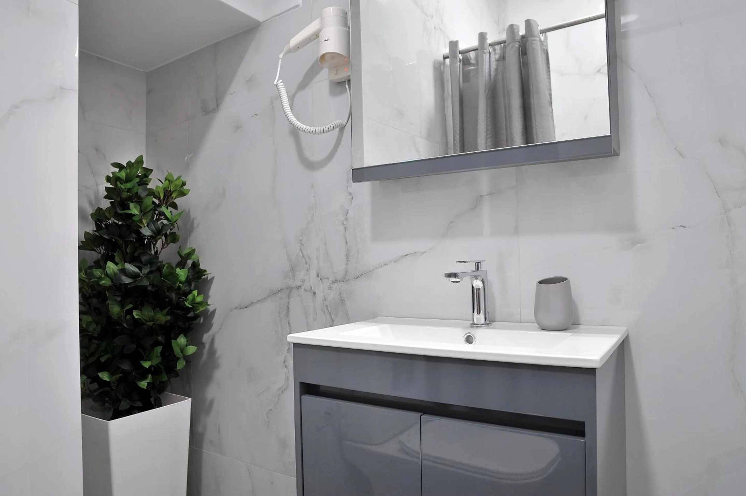 Kitchen or kitchenette in Alekos Luxury Suites - Free 24hr Transformation From To Airport