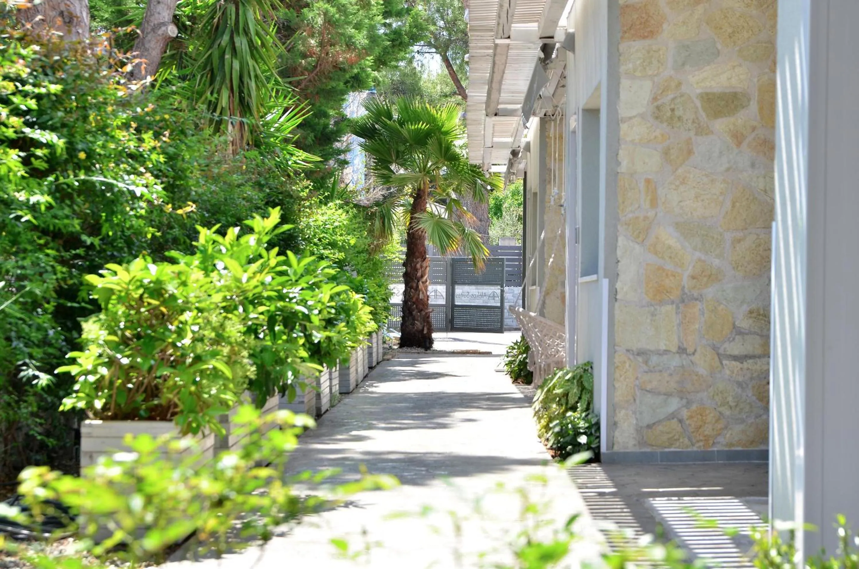 Property building in Alekos Luxury Suites - Free 24hr Transformation From To Airport