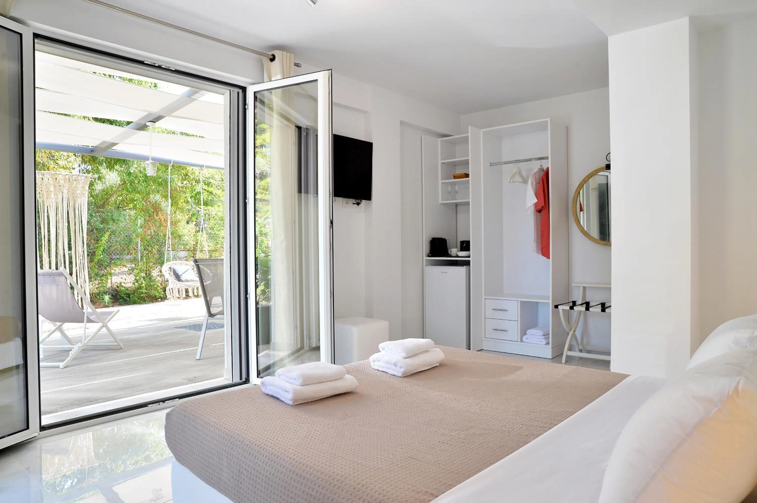 Patio, Bed in Alekos Luxury Suites - Free 24hr Transformation From To Airport