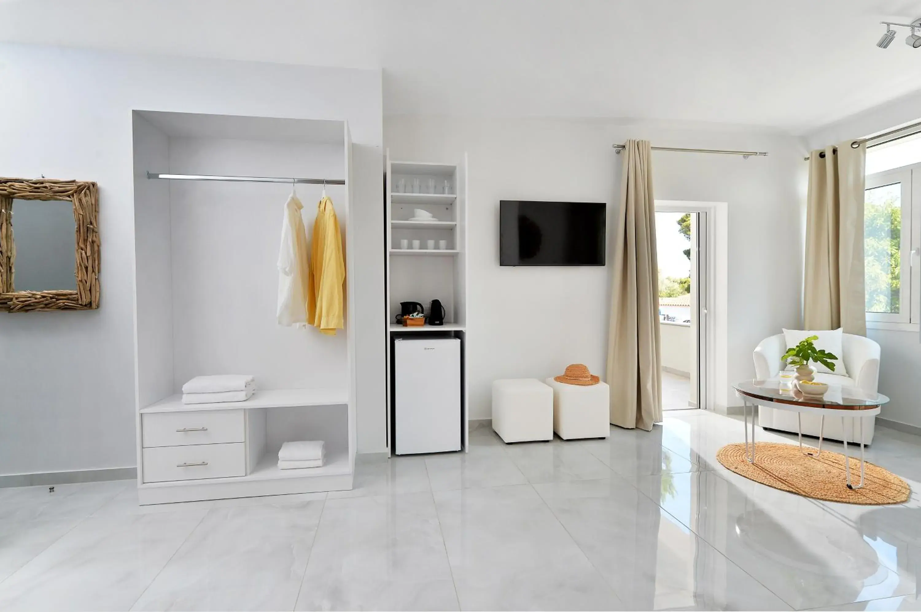 Family Room with Balcony in Alekos Luxury Suites - Free 24hr Transformation From To Airport Family Room with Balcony in Alekos Luxury Suites - Free 24hr Transformation From To Airport