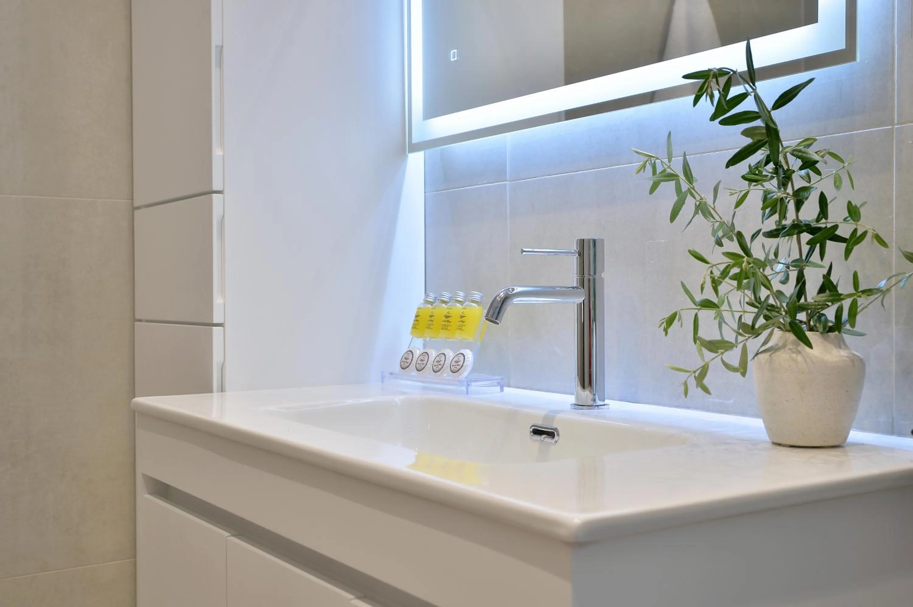 Bathroom in Alekos Luxury Suites - Free 24hr Transformation From To Airport