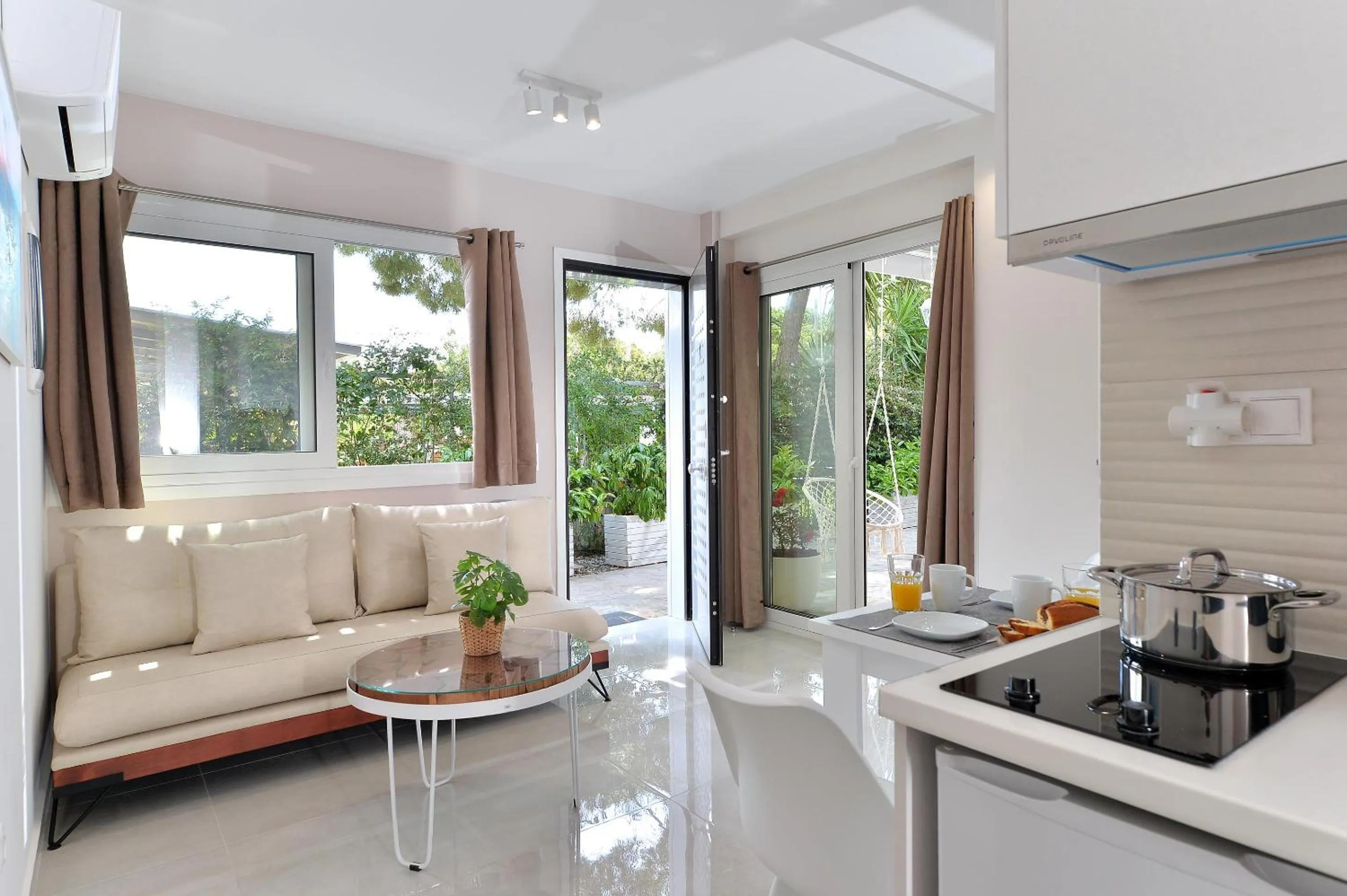 Coffee/tea facilities in Alekos Luxury Suites - Free 24hr Transformation From To Airport