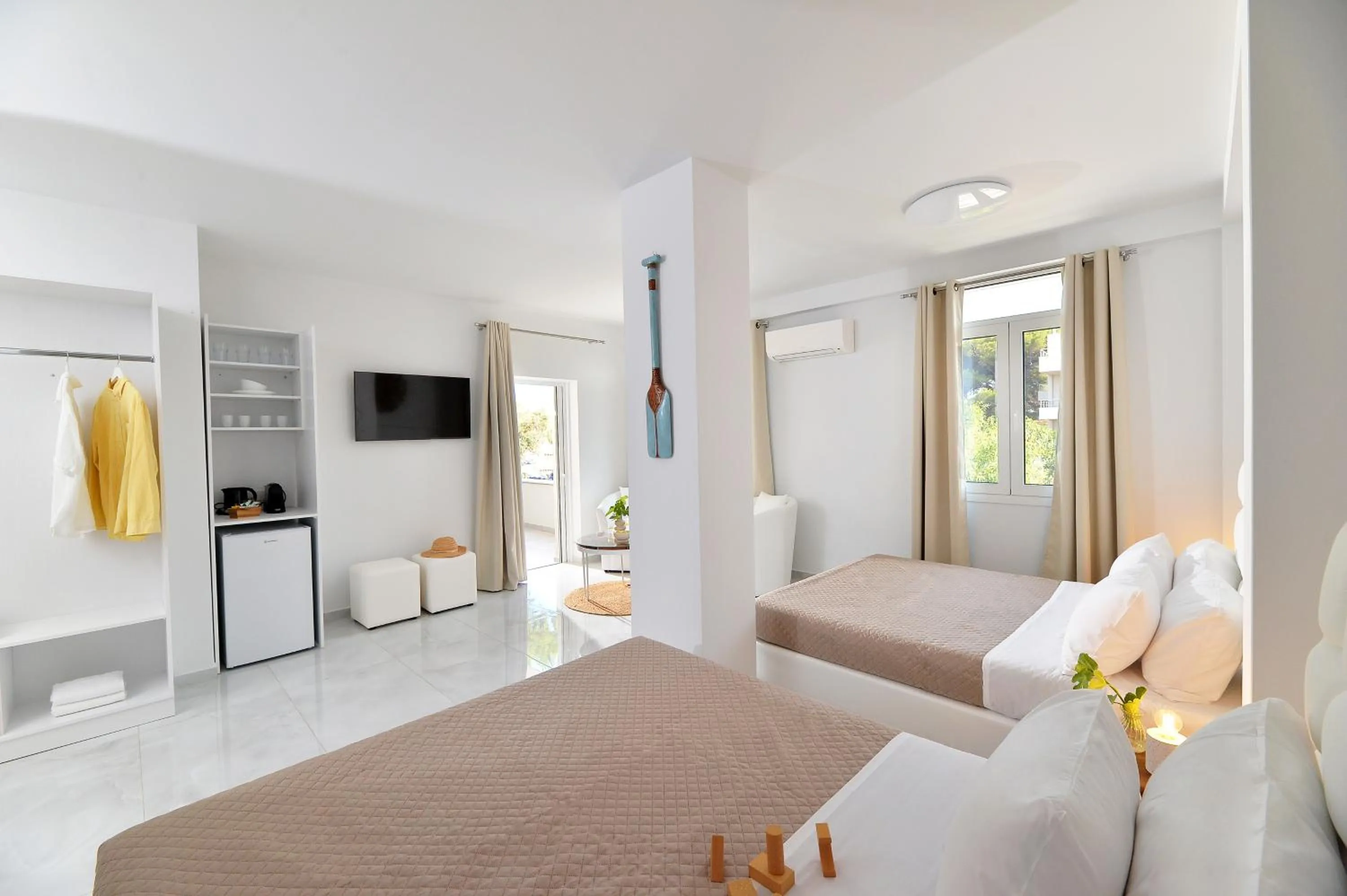 TV and multimedia, Bed in Alekos Luxury Suites - Free 24hr Transformation From To Airport