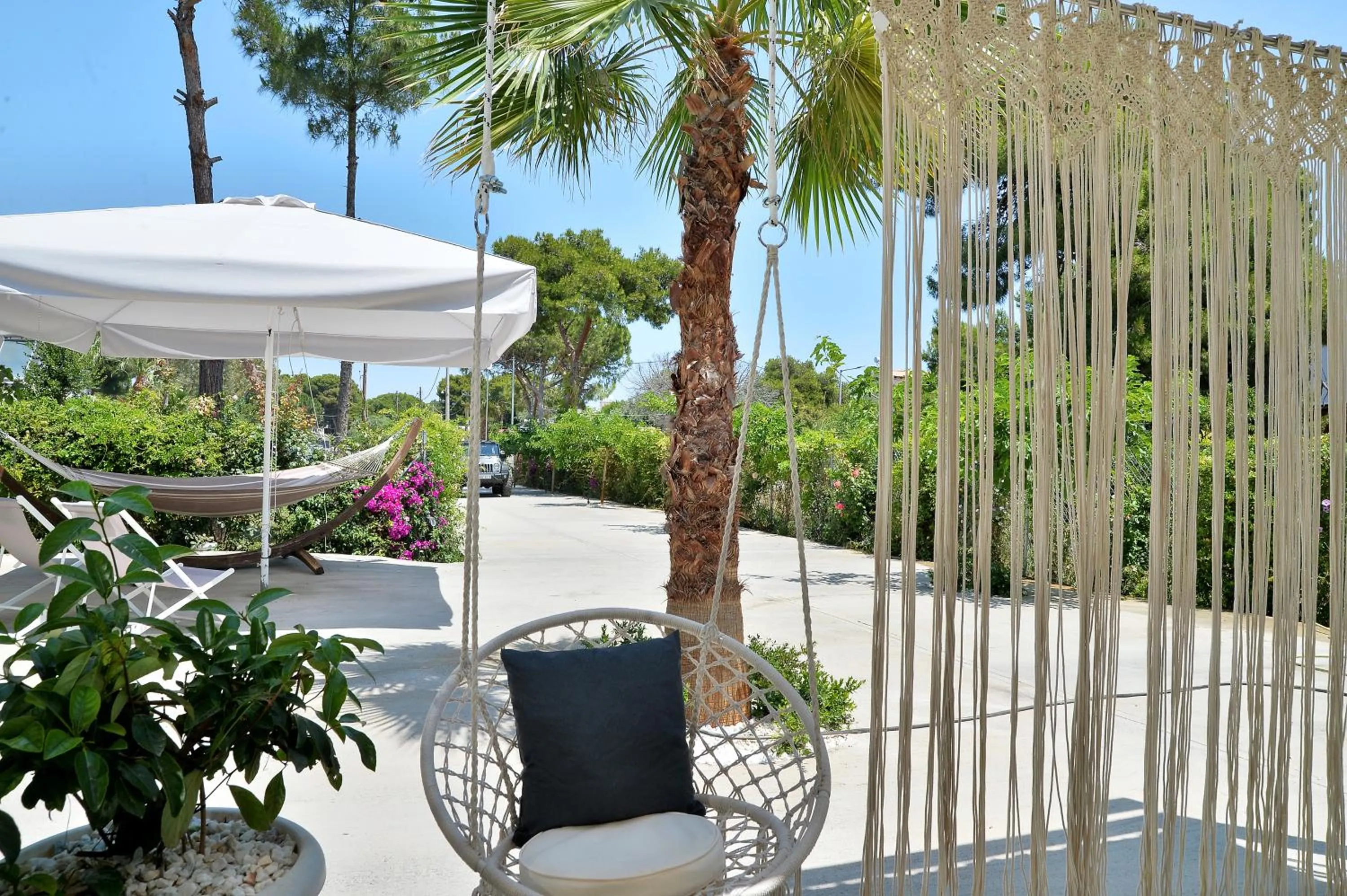 Garden in Alekos Luxury Suites - Free 24hr Transformation From To Airport