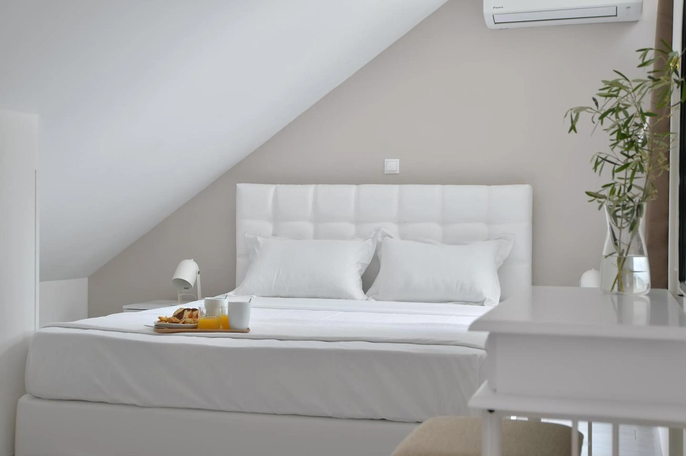 Bed in Alekos Luxury Suites - Free 24hr Transformation From To Airport