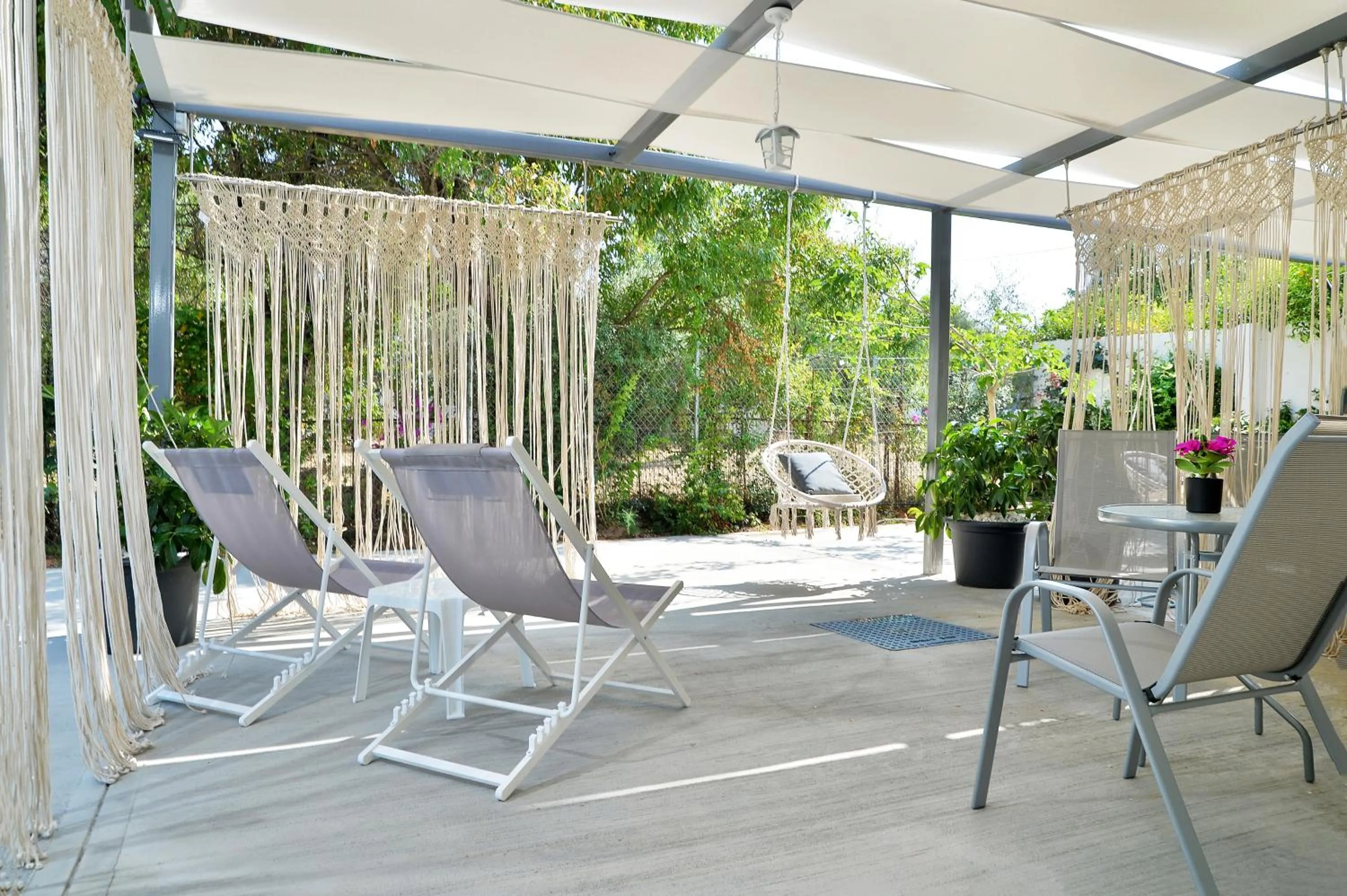 Garden in Alekos Luxury Suites - Free 24hr Transformation From To Airport