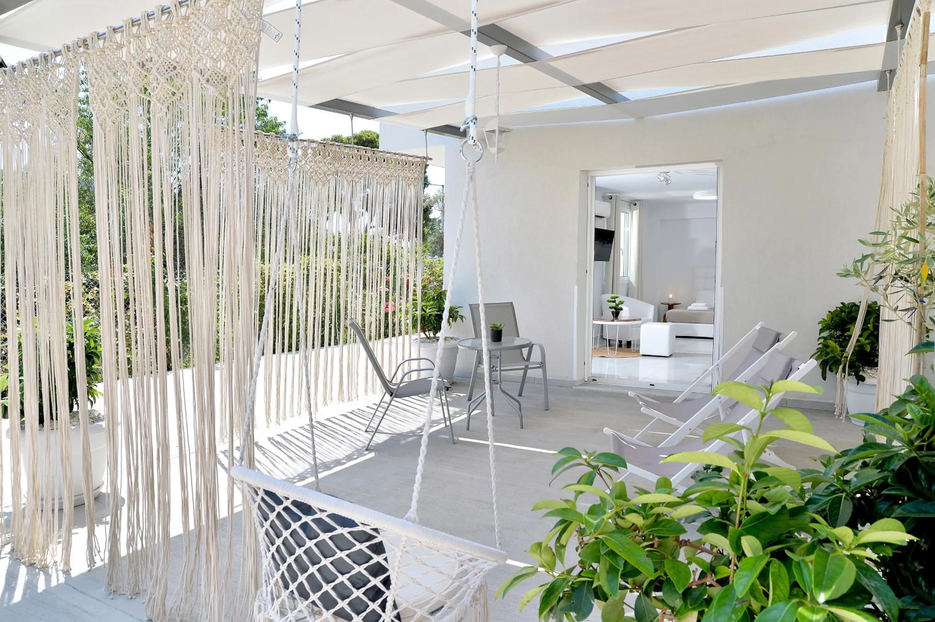 Garden in Alekos Luxury Suites - Free 24hr Transformation From To Airport