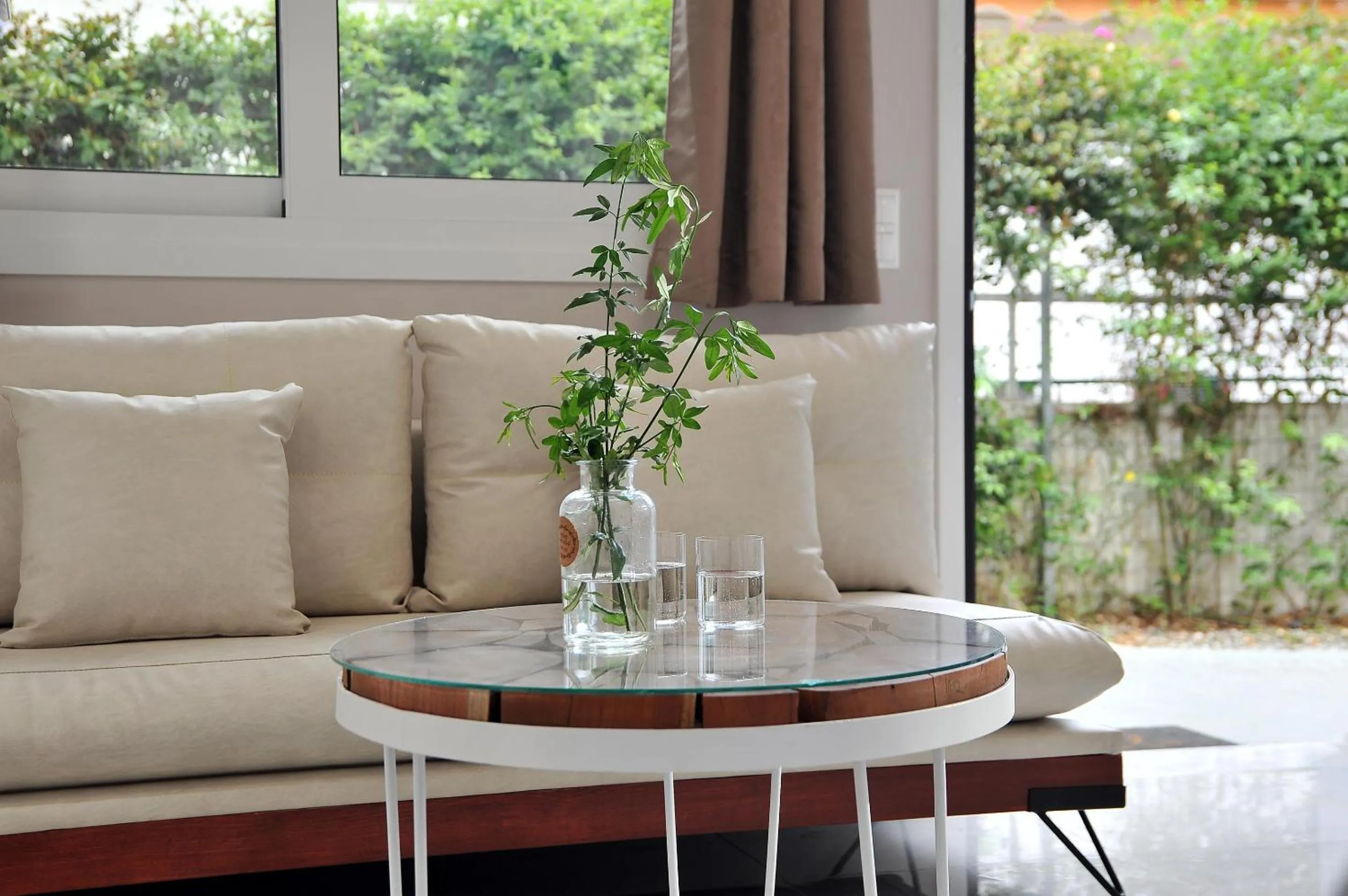 Living room in Alekos Luxury Suites - Free 24hr Transformation From To Airport