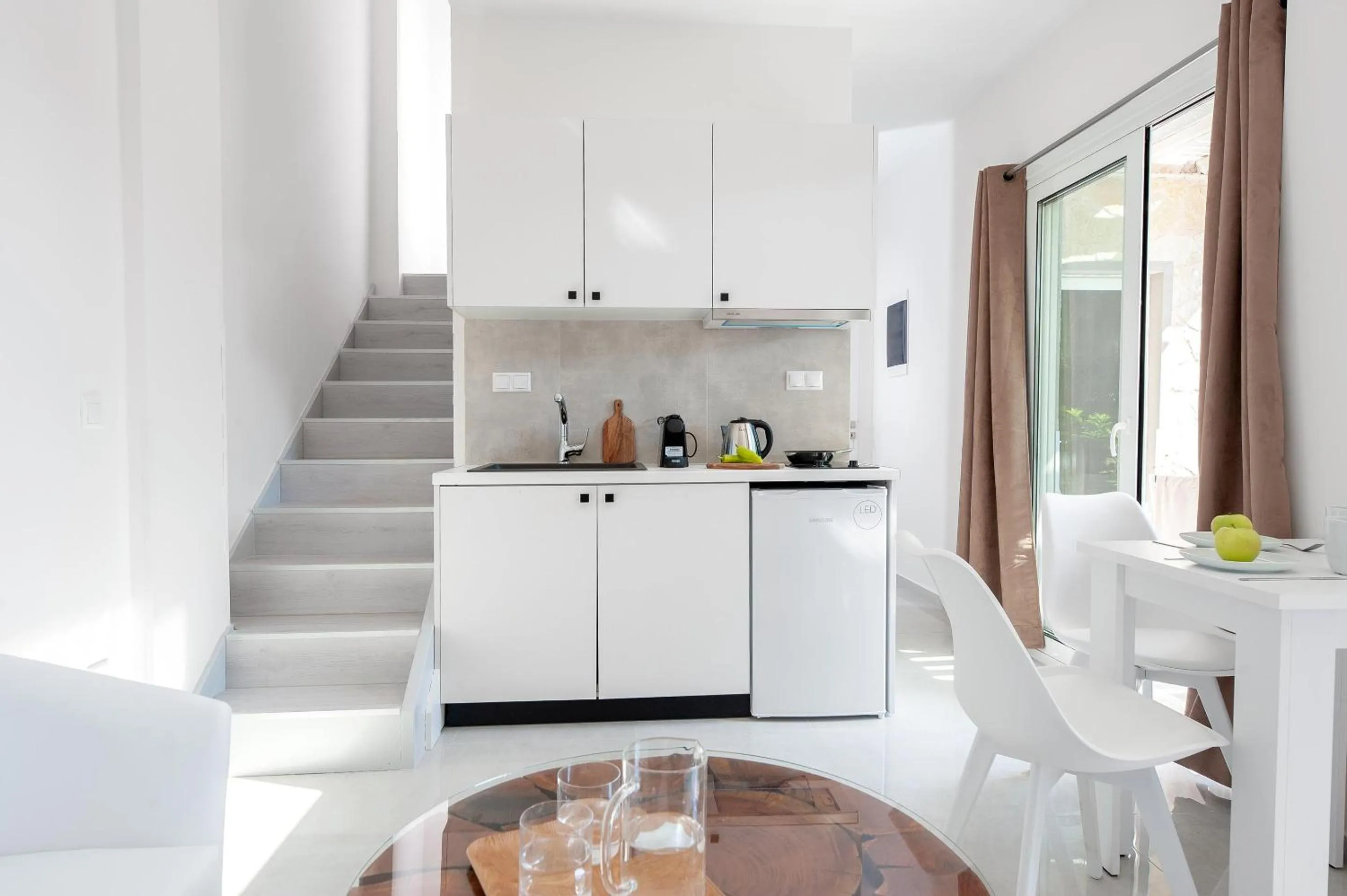Kitchen or kitchenette in Alekos Luxury Suites - Free 24hr Transformation From To Airport