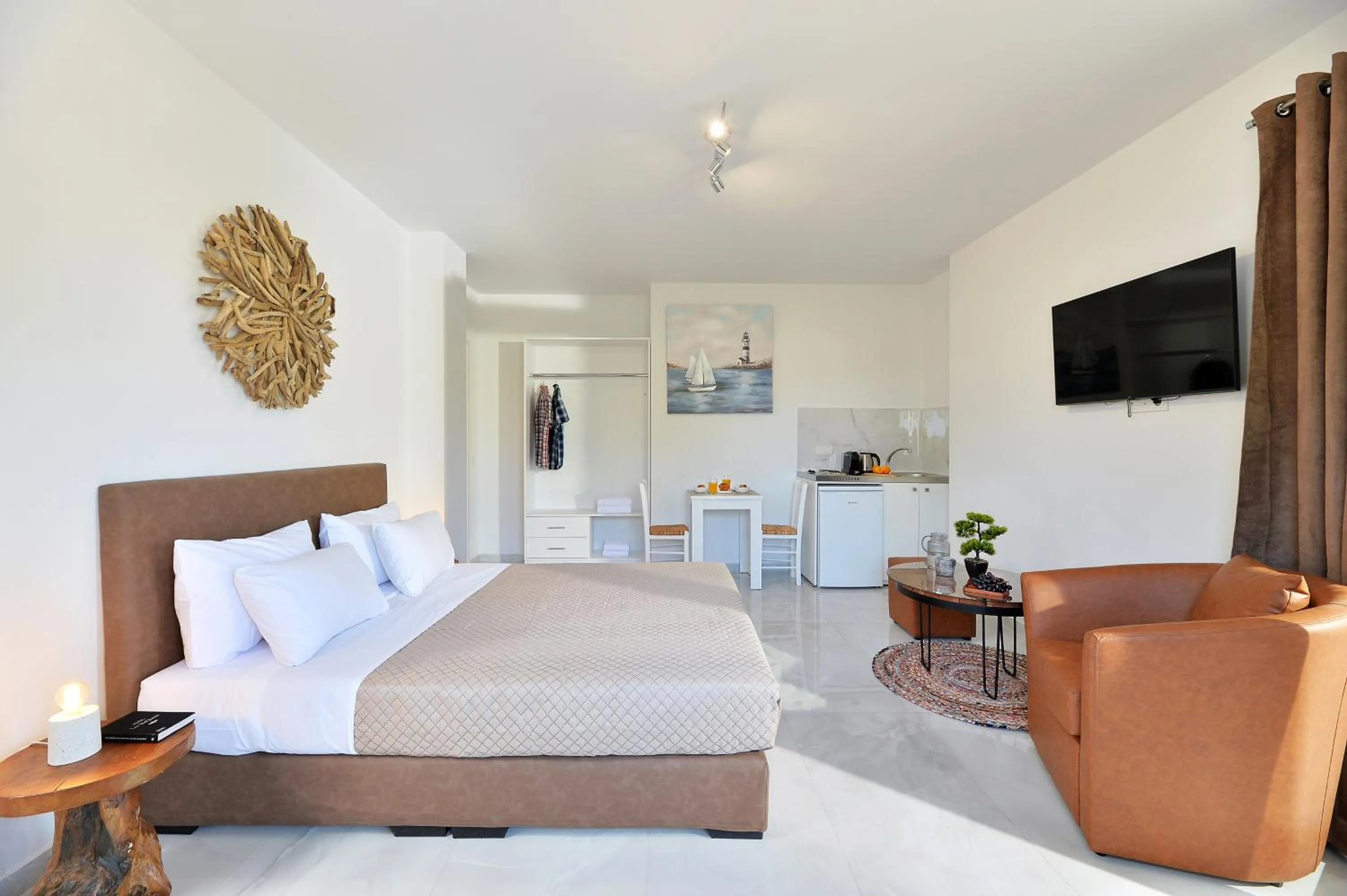 Bed in Alekos Luxury Suites - Free 24hr Transformation From To Airport