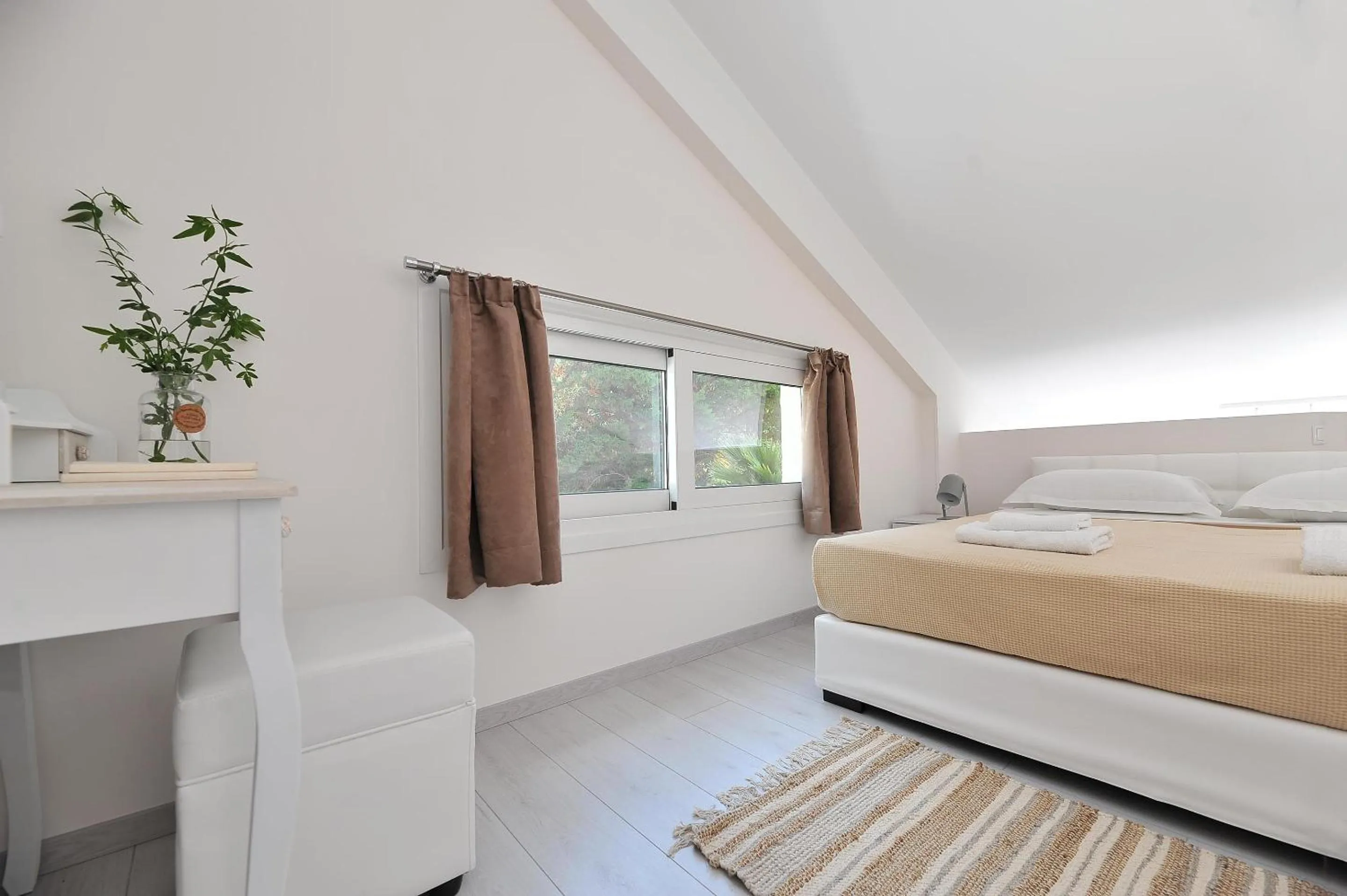 Bed in Alekos Luxury Suites - Free 24hr Transformation From To Airport