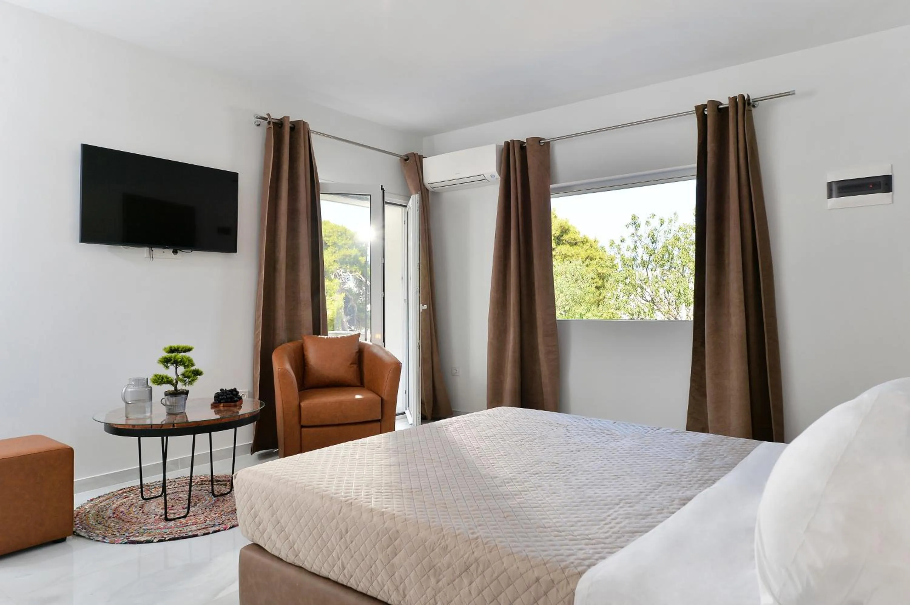 Bed in Alekos Luxury Suites - Free 24hr Transformation From To Airport