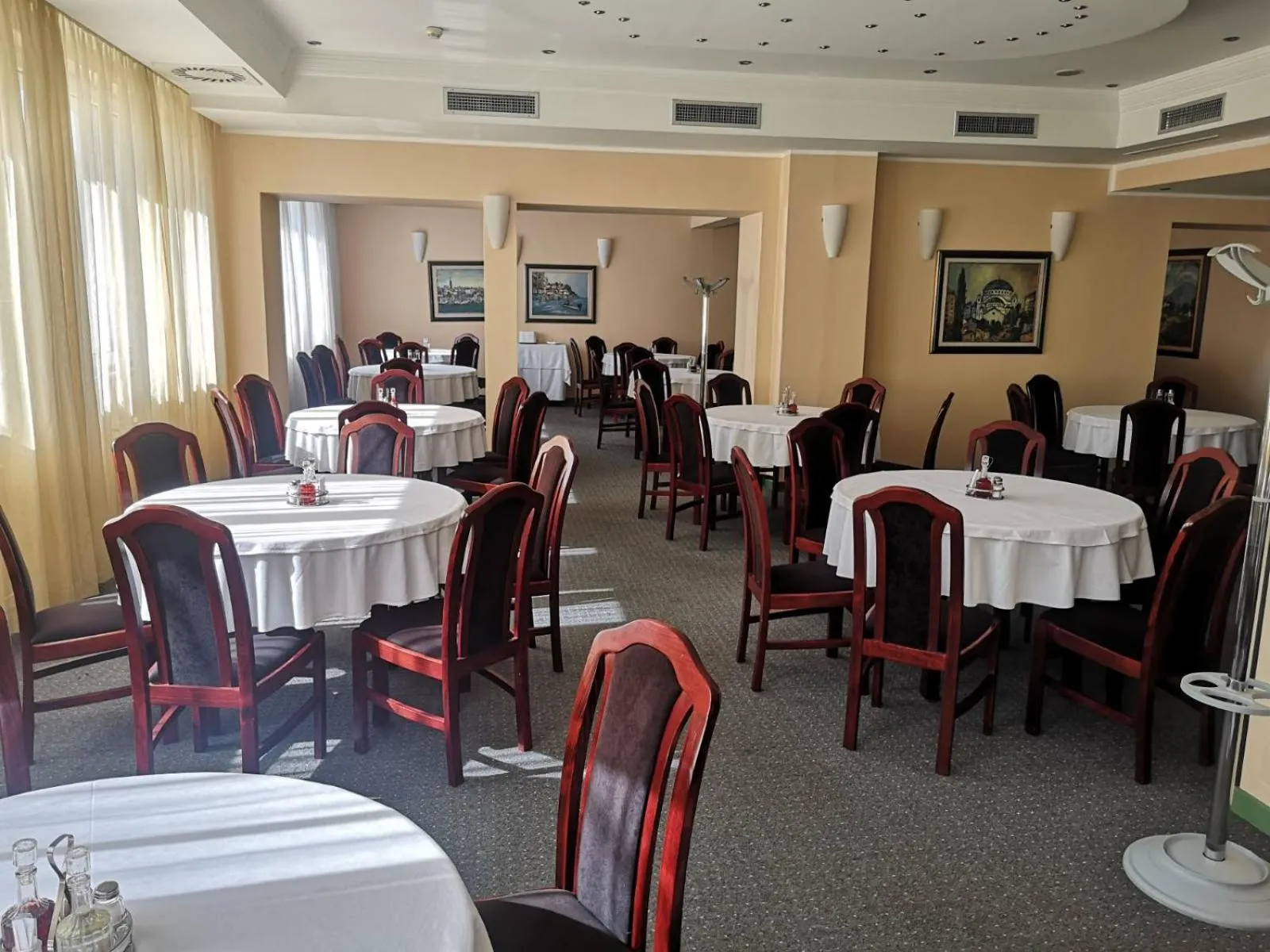 Restaurant/places to eat in Hotel Elegance