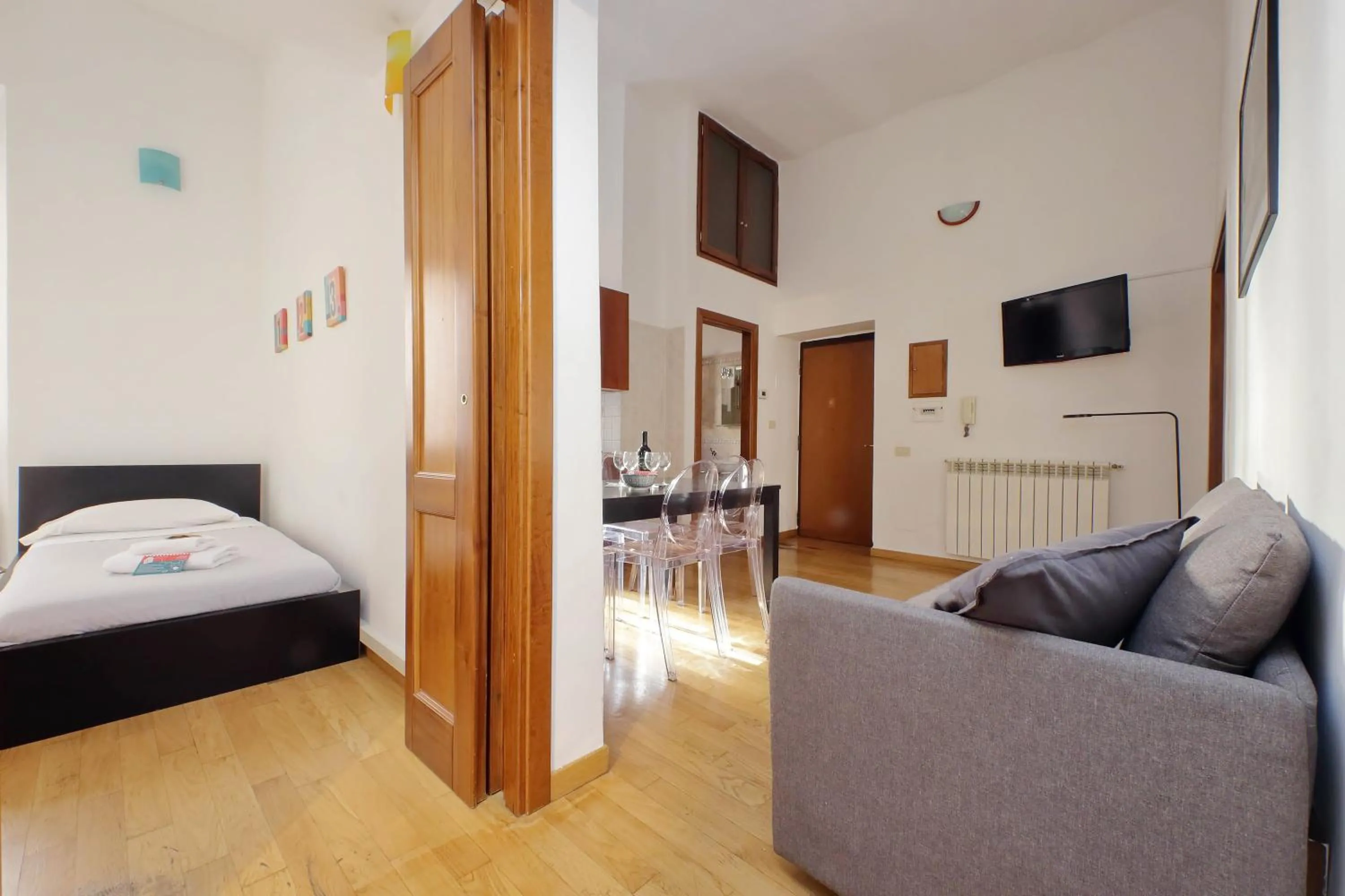 Living room, Bed in Vatican Spacious Modì Apartment