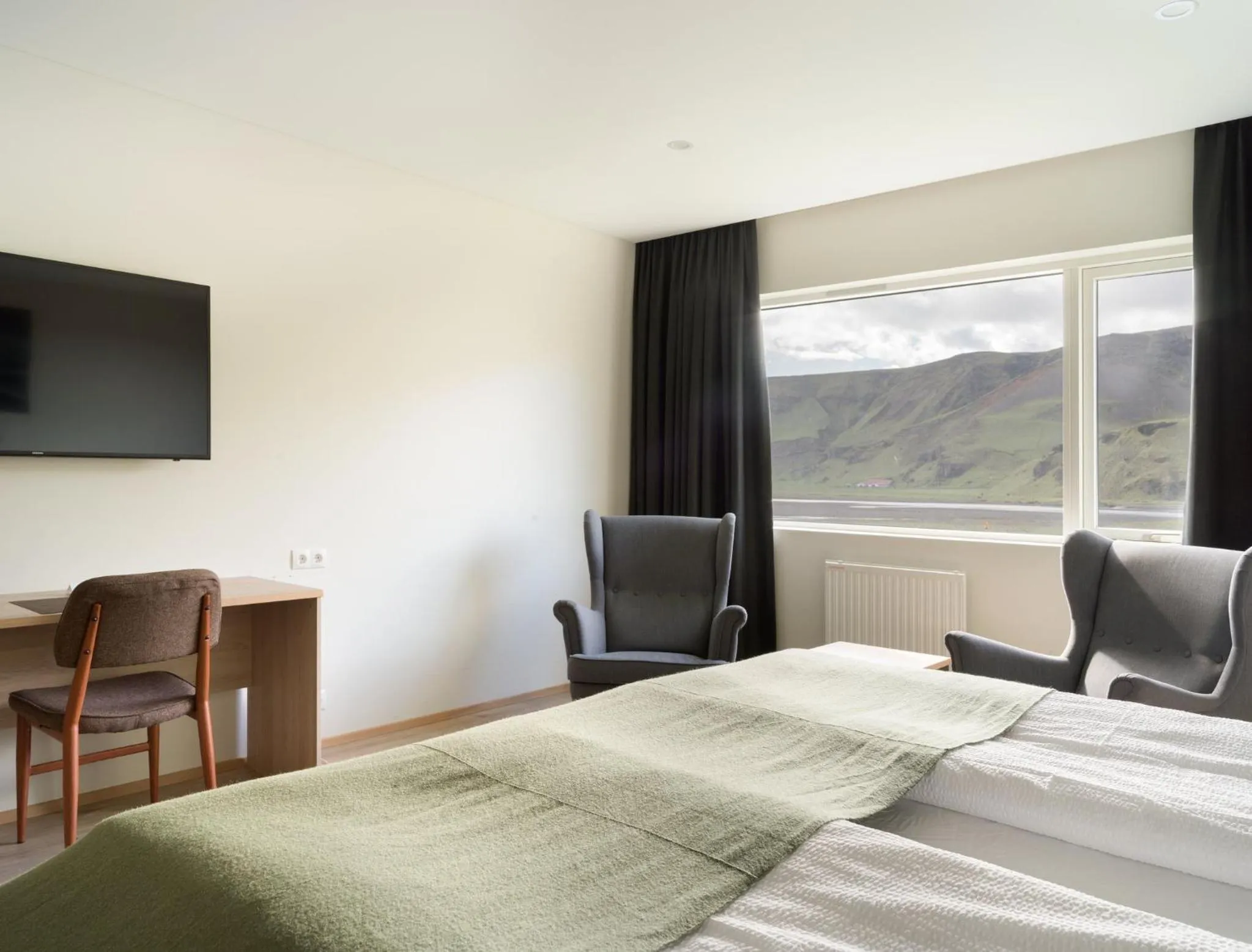 Property building, Bed in Hotel Katla by Keahotels