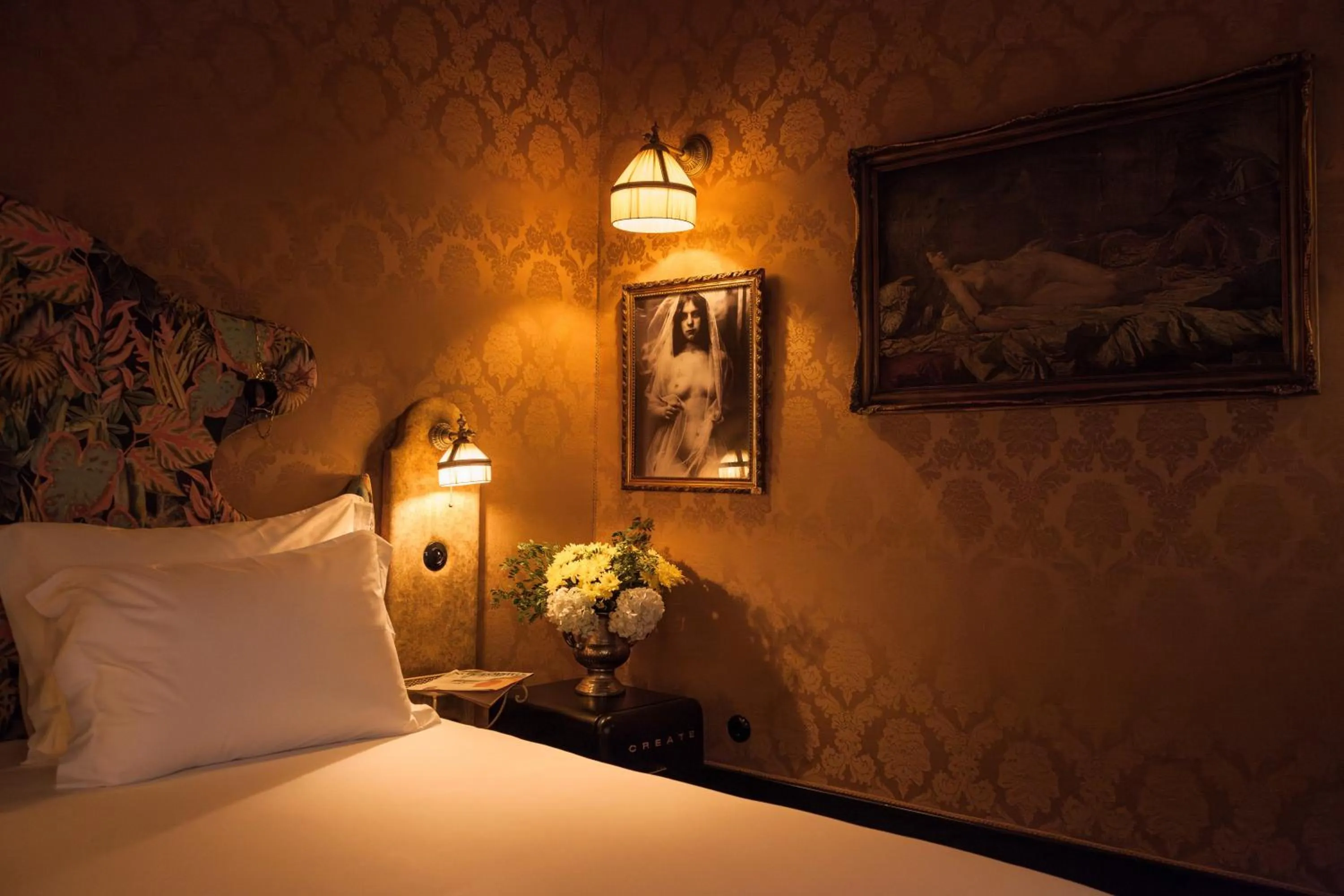 Bed in Pensão Amor Madam's Lodge