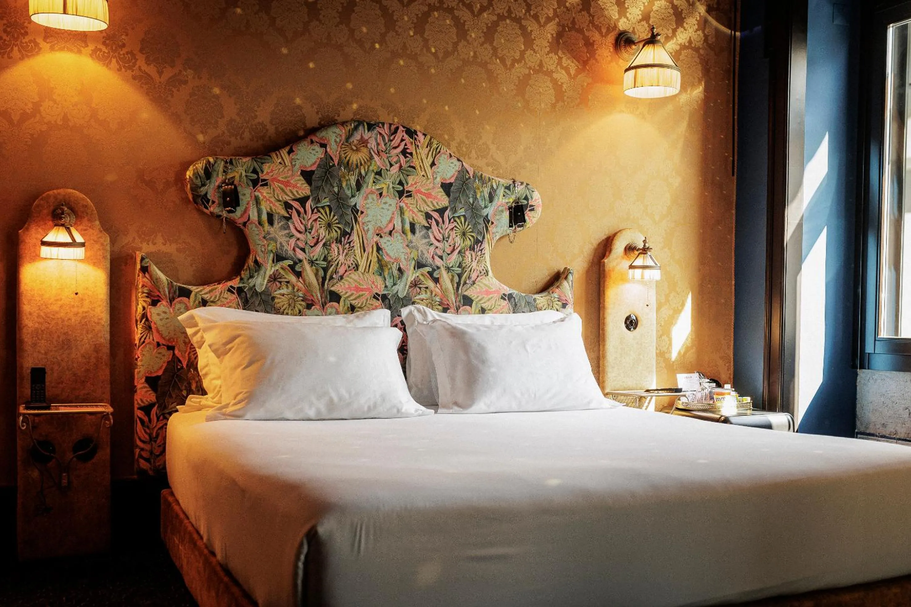 Bed in Pensão Amor Madam's Lodge