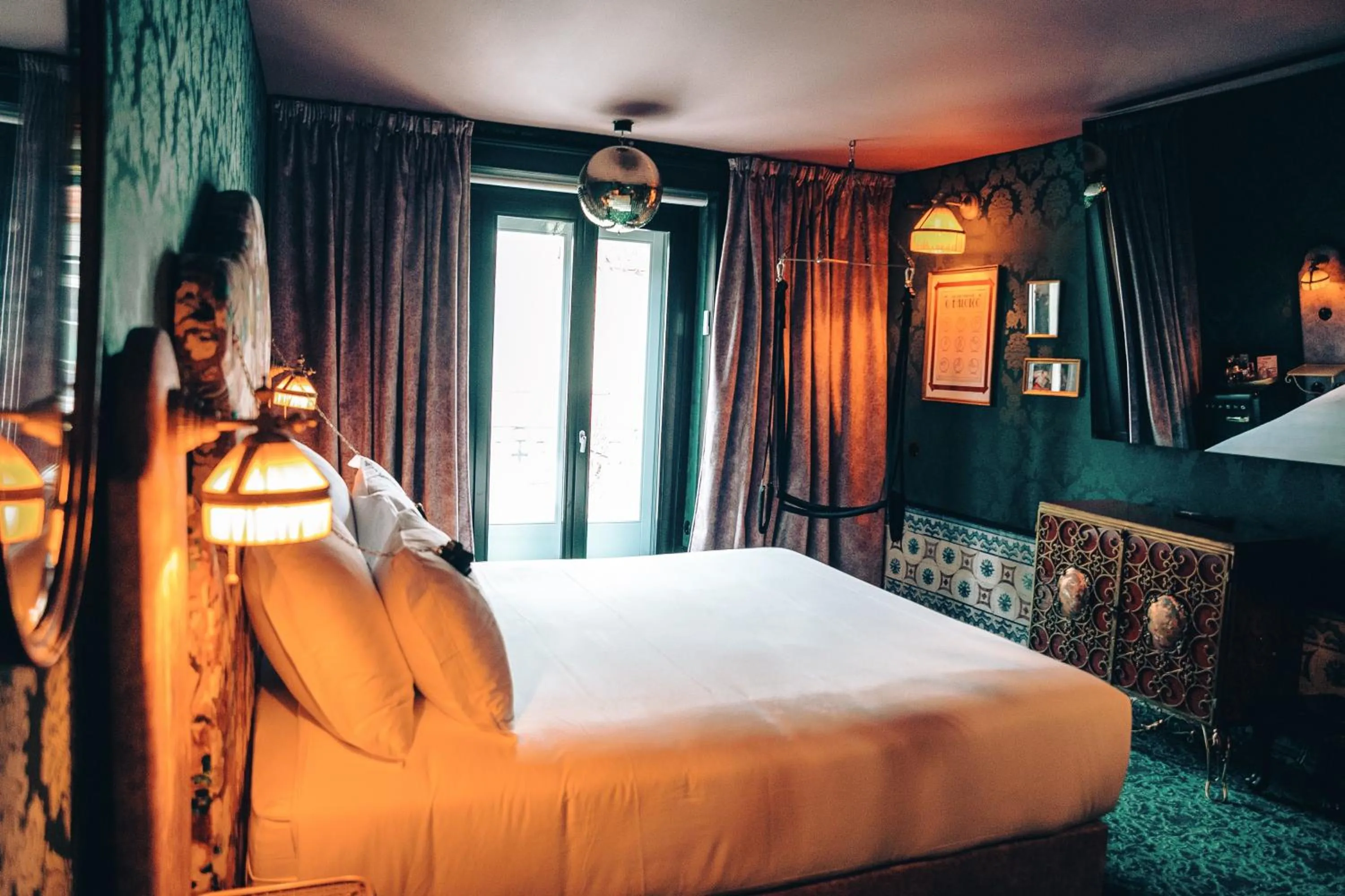 Bed in Pensão Amor Madam's Lodge