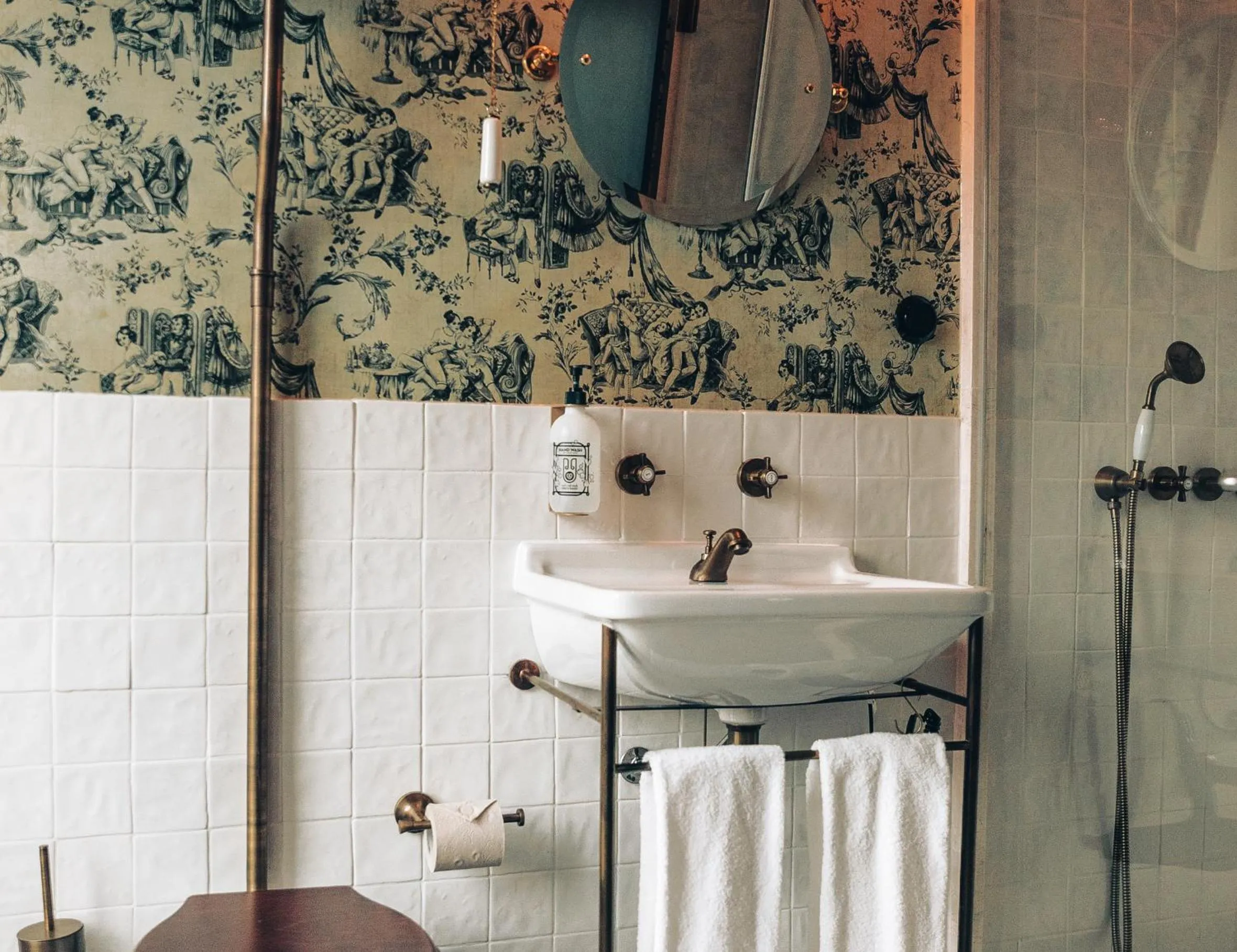 Bathroom in Pensão Amor Madam's Lodge