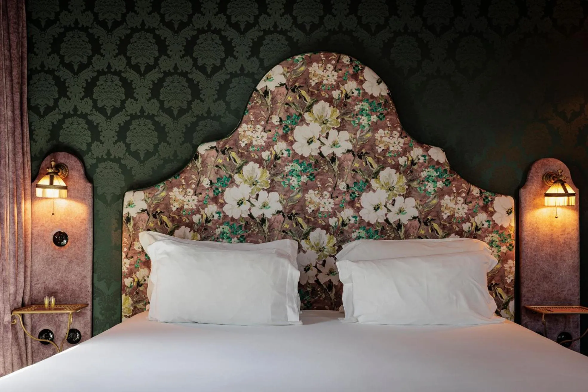 Bed in Pensão Amor Madam's Lodge