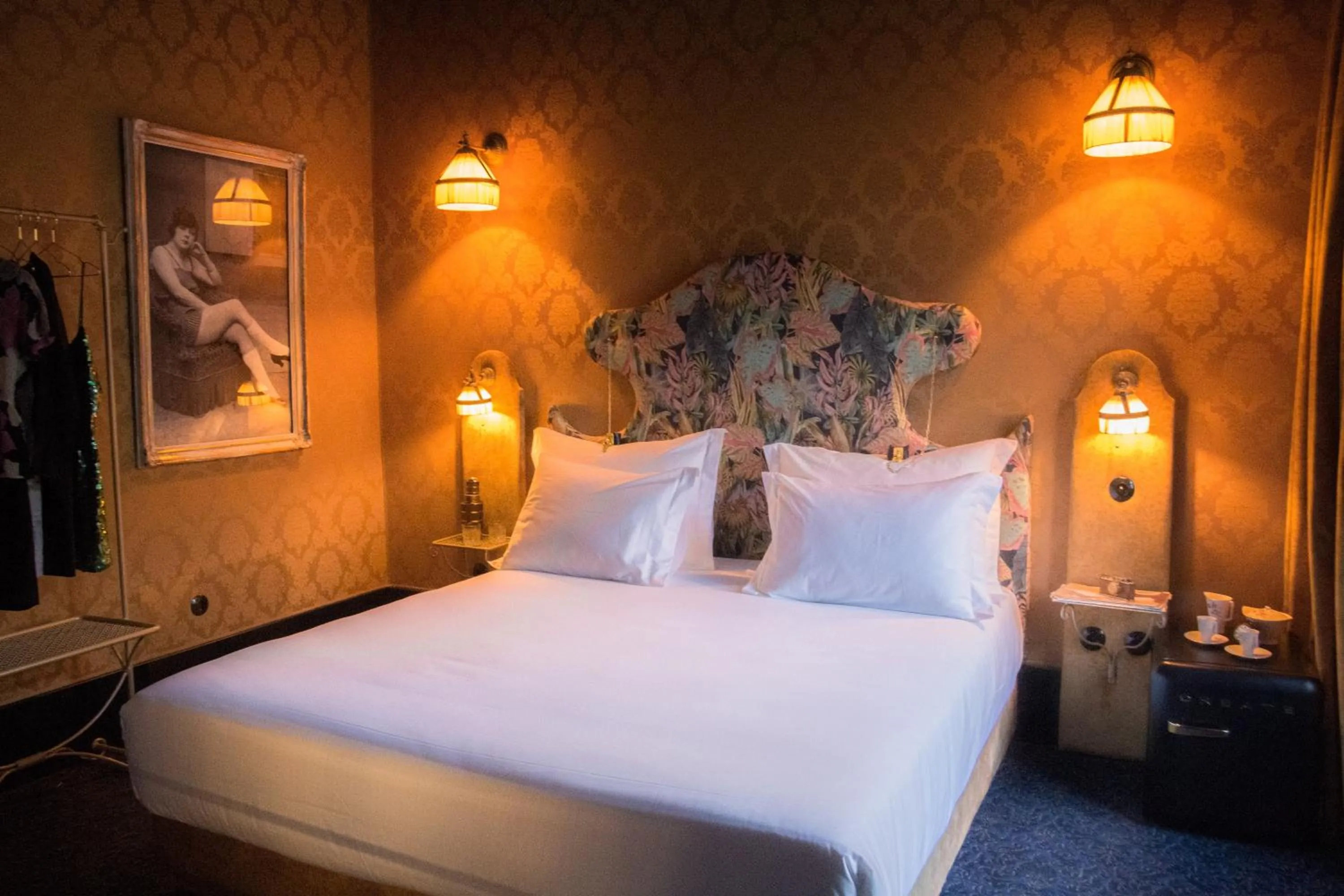 Bed in Pensão Amor Madam's Lodge