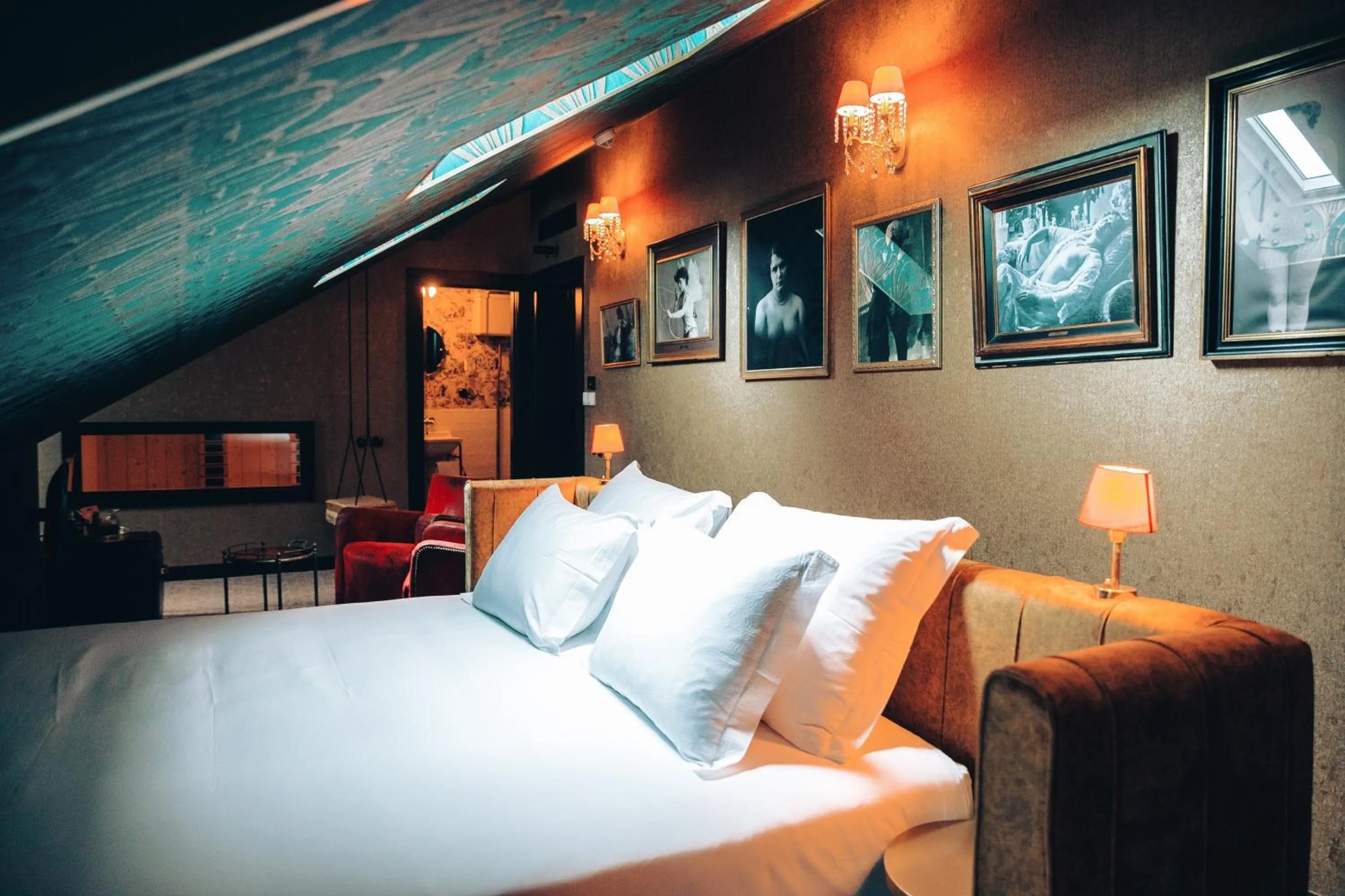 Bed in Pensão Amor Madam's Lodge