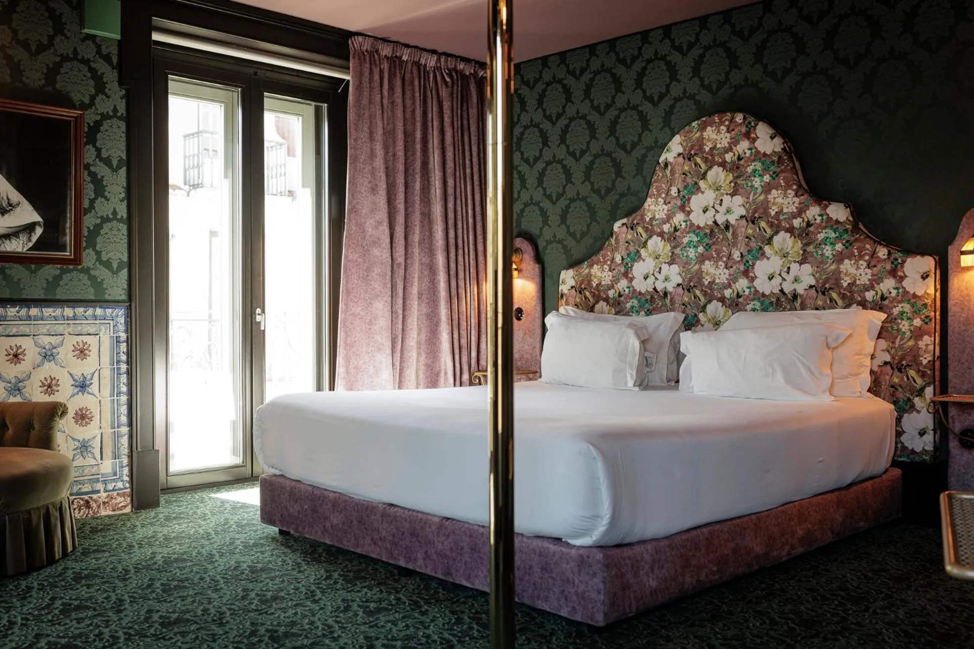 Bed in Pensão Amor Madam's Lodge