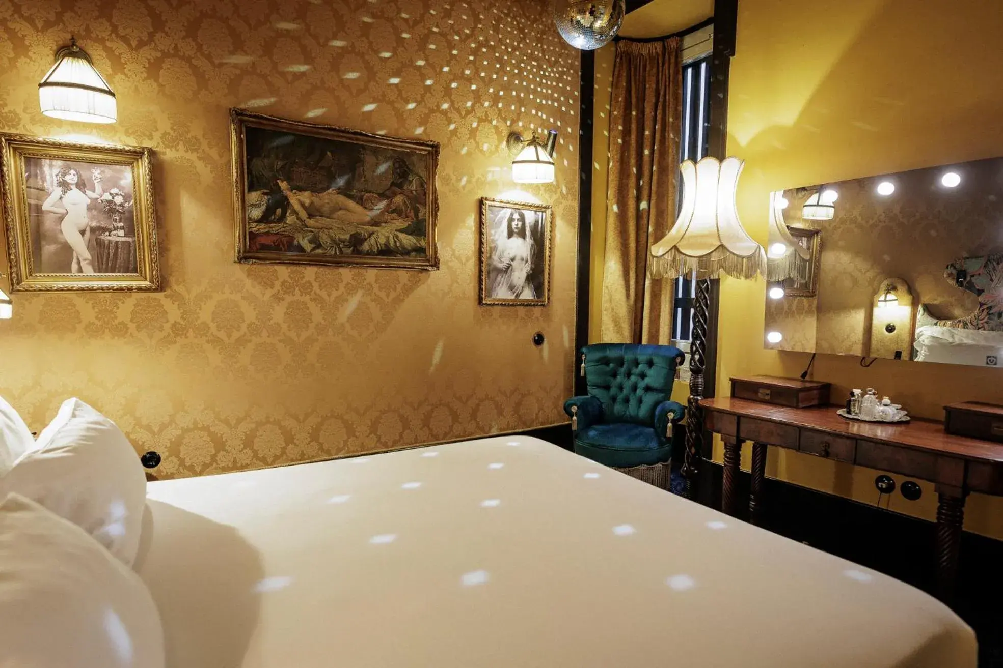 Secret Double Room in Pensão Amor Madam's Lodge Secret Double Room in Pensão Amor Madam's Lodge