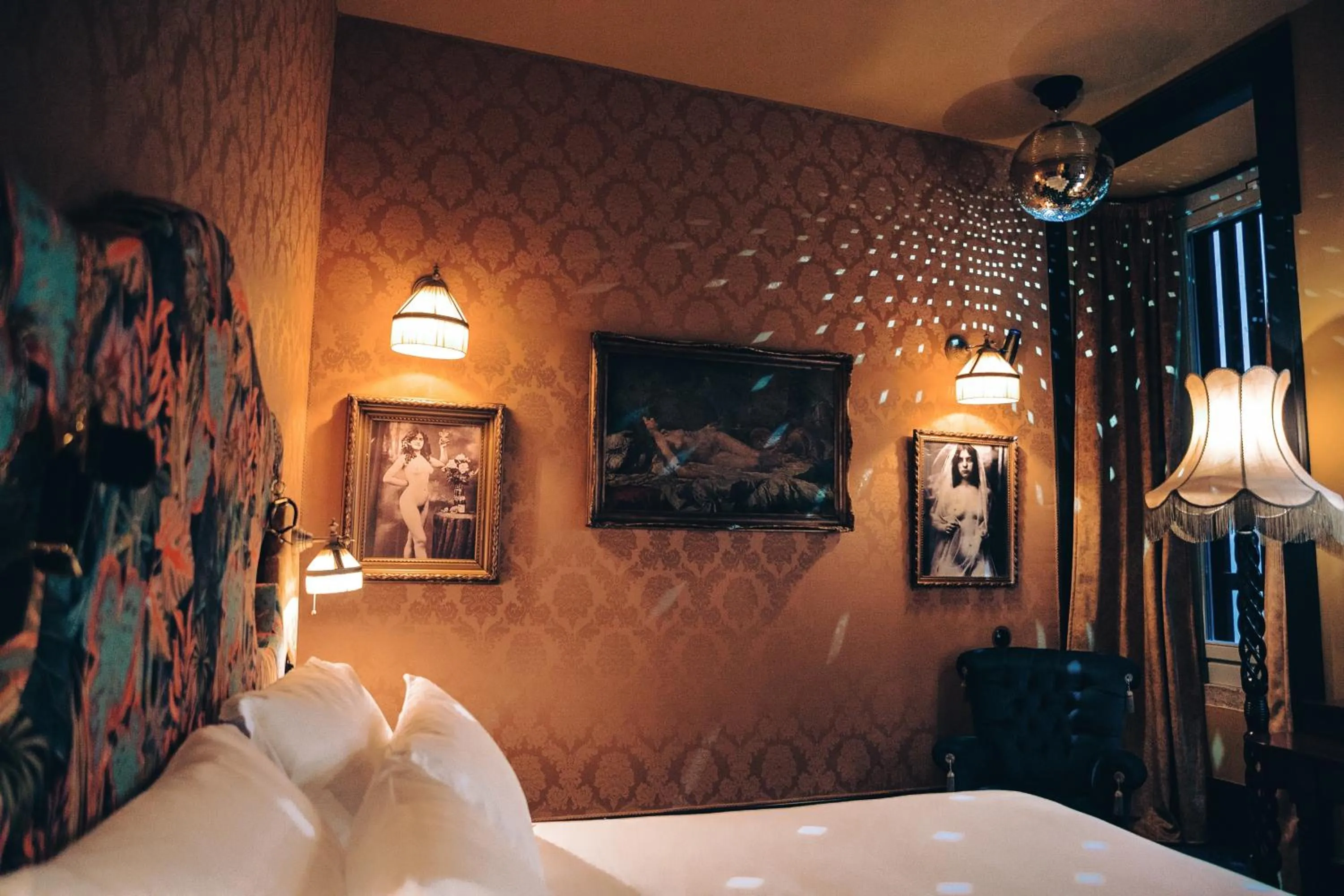 Bed in Pensão Amor Madam's Lodge