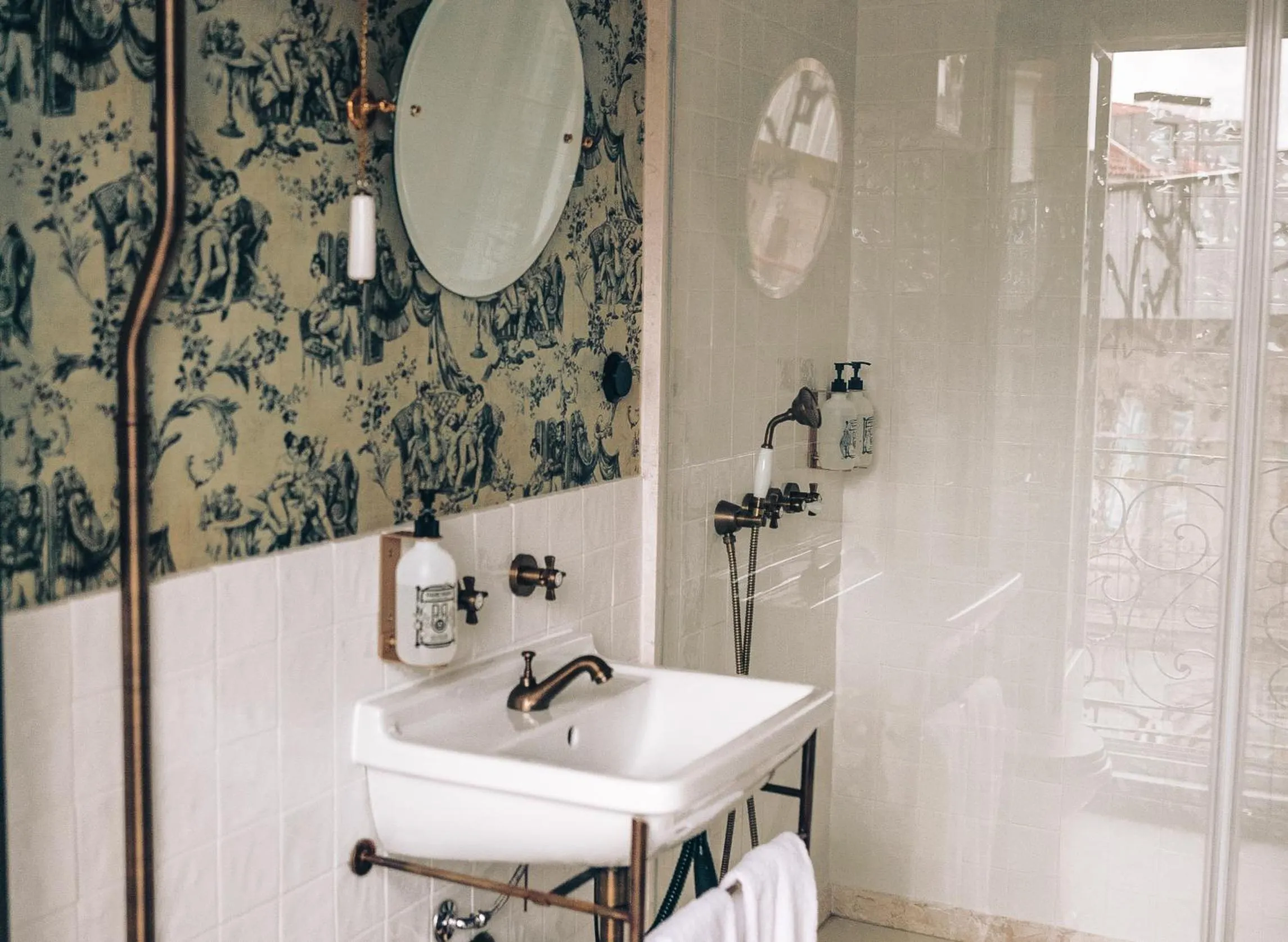 Bathroom in Pensão Amor Madam's Lodge