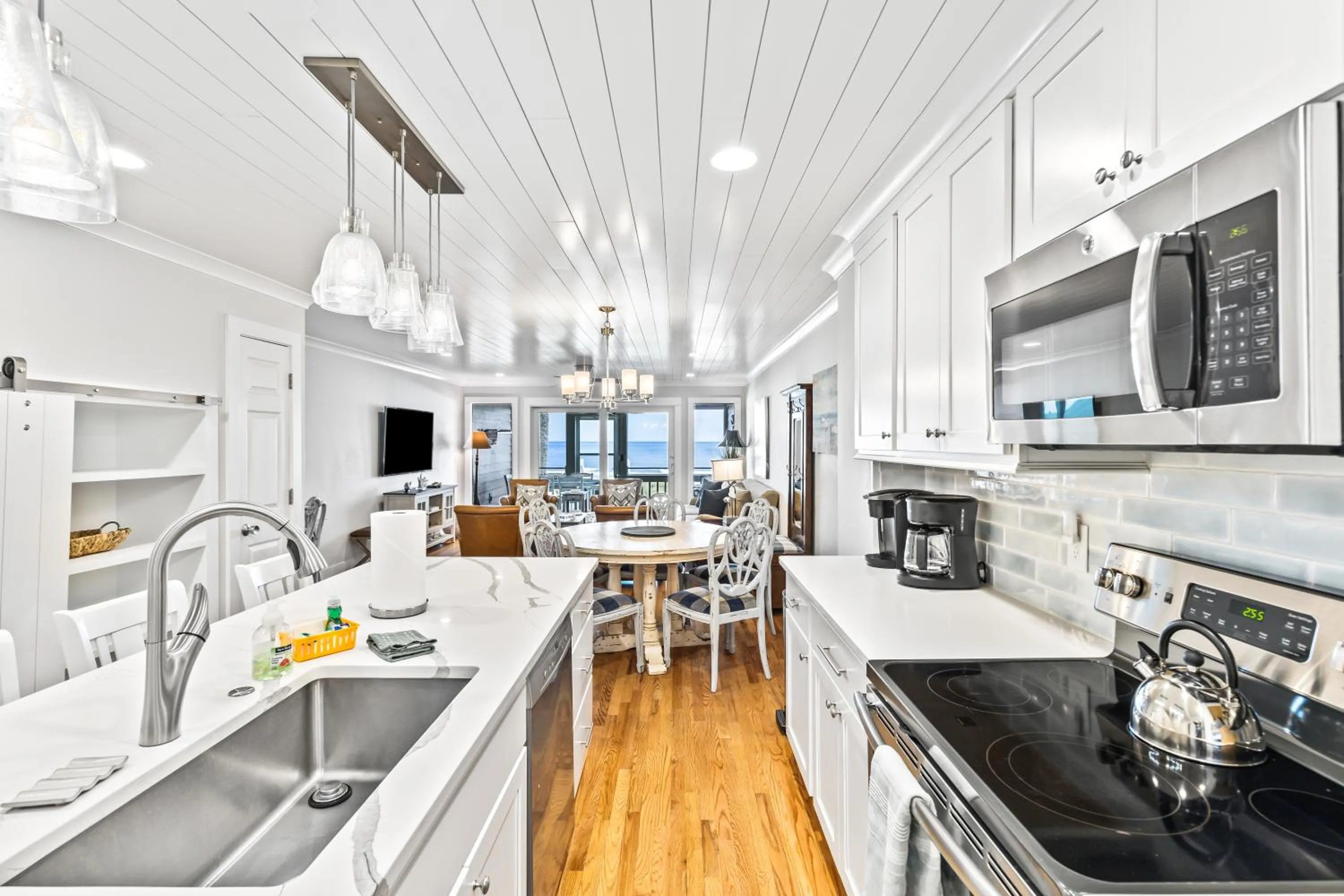 Kitchen or kitchenette in Beach Club Villa 32 - Newly Renovated! Direct Oceanfront