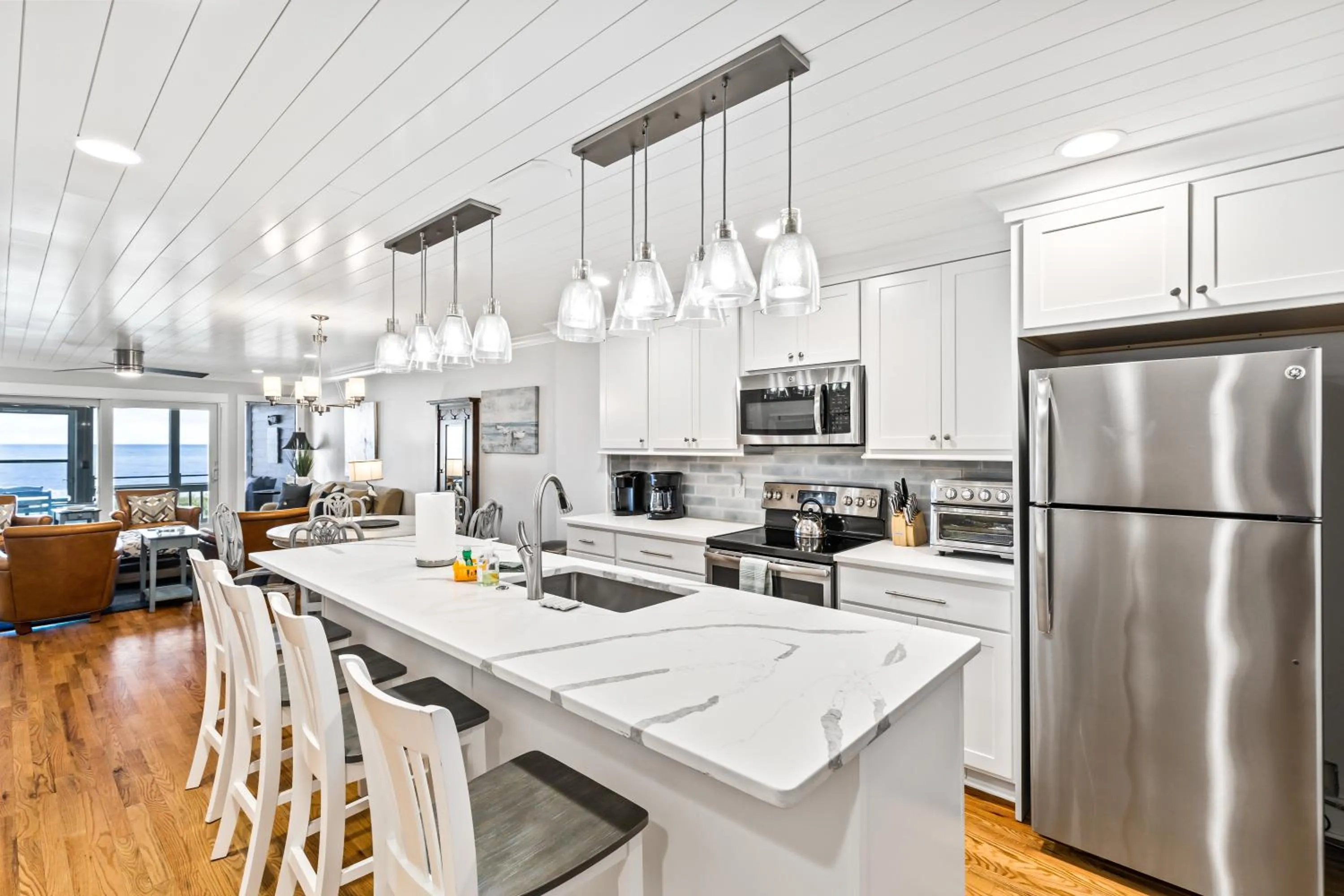 Kitchen or kitchenette in Beach Club Villa 32 - Newly Renovated! Direct Oceanfront