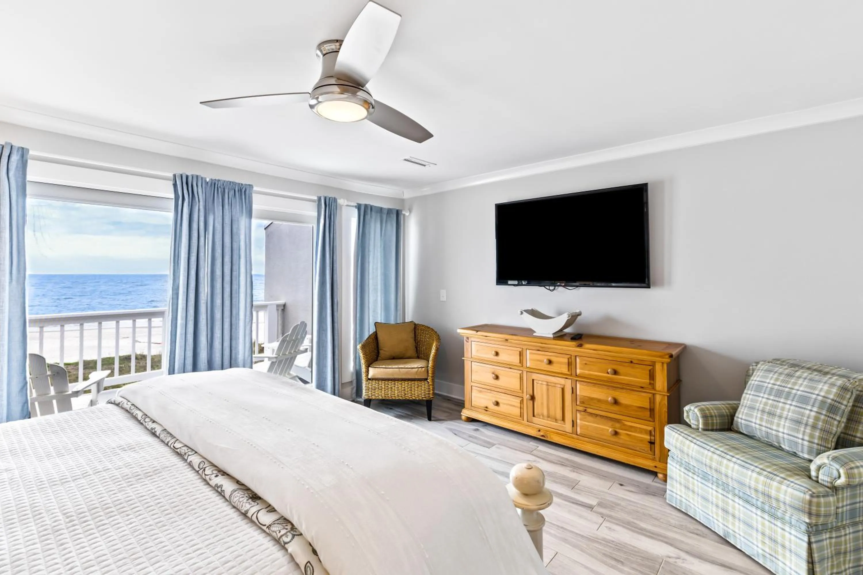 Bedroom, Bed in Beach Club Villa 32 - Newly Renovated! Direct Oceanfront