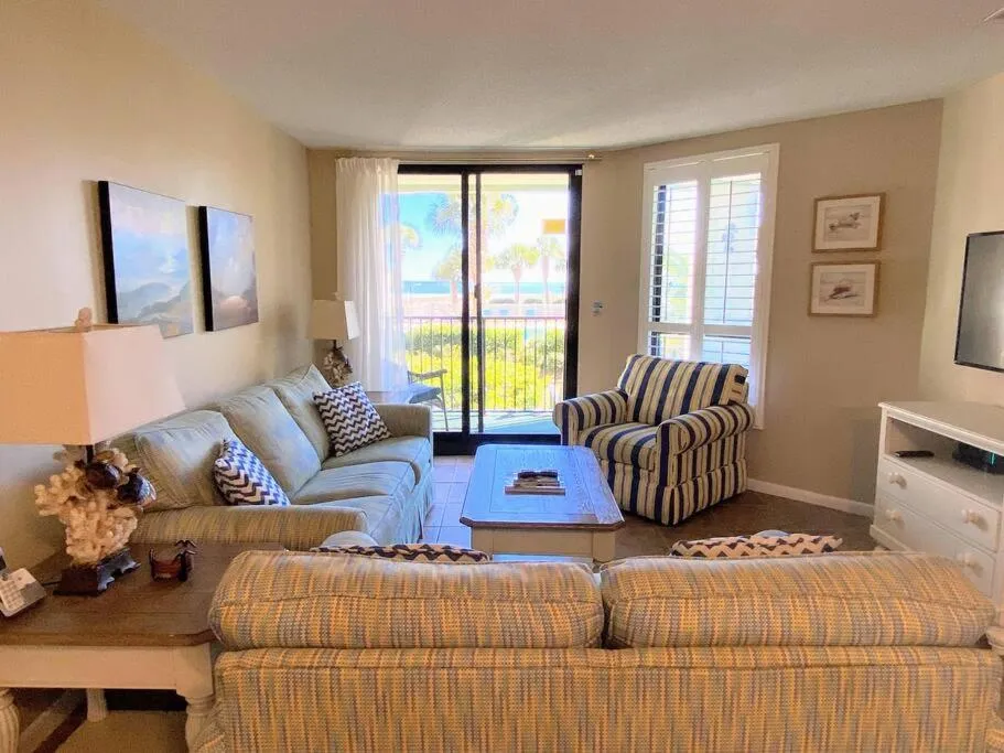 Living room in Summer House 109 - Beach and Pool Walkout - 30 Seconds to Sand