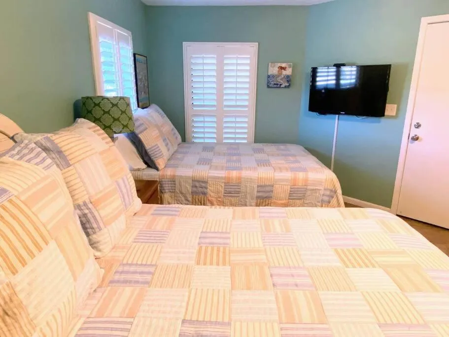 Bedroom, Bed in Summer House 109 - Beach and Pool Walkout - 30 Seconds to Sand