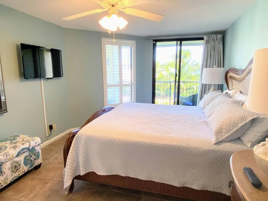 Bedroom, Bed in Summer House 109 - Beach and Pool Walkout - 30 Seconds to Sand