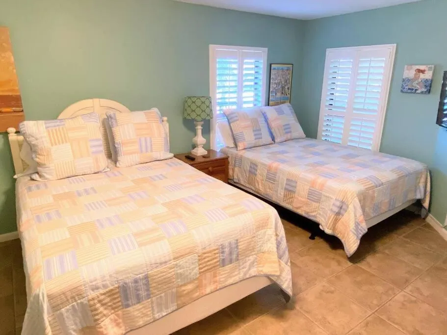 Bedroom, Bed in Summer House 109 - Beach and Pool Walkout - 30 Seconds to Sand